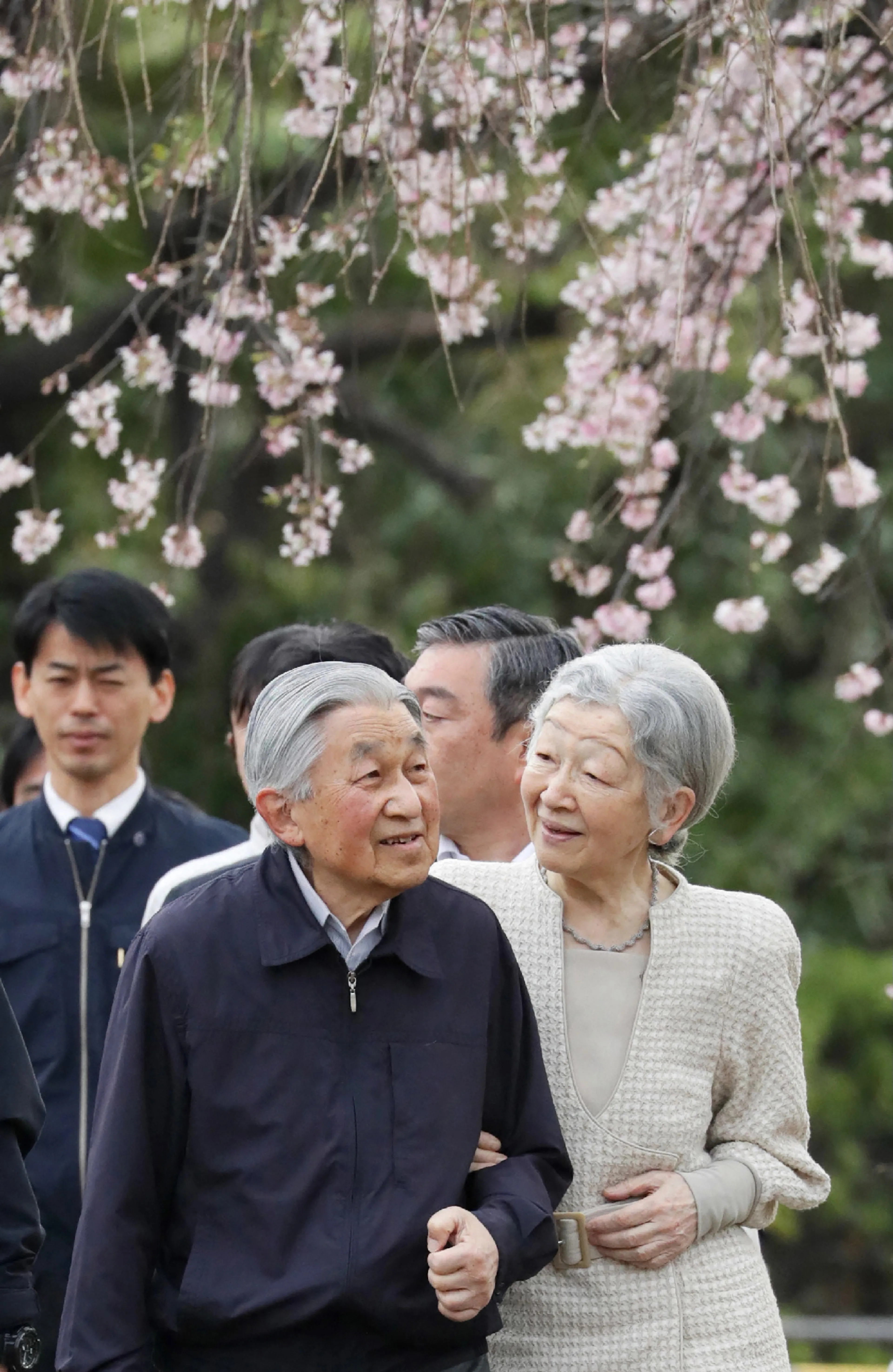 Akihito en Michiko maken een wandeling door de paleistuinen (2019).