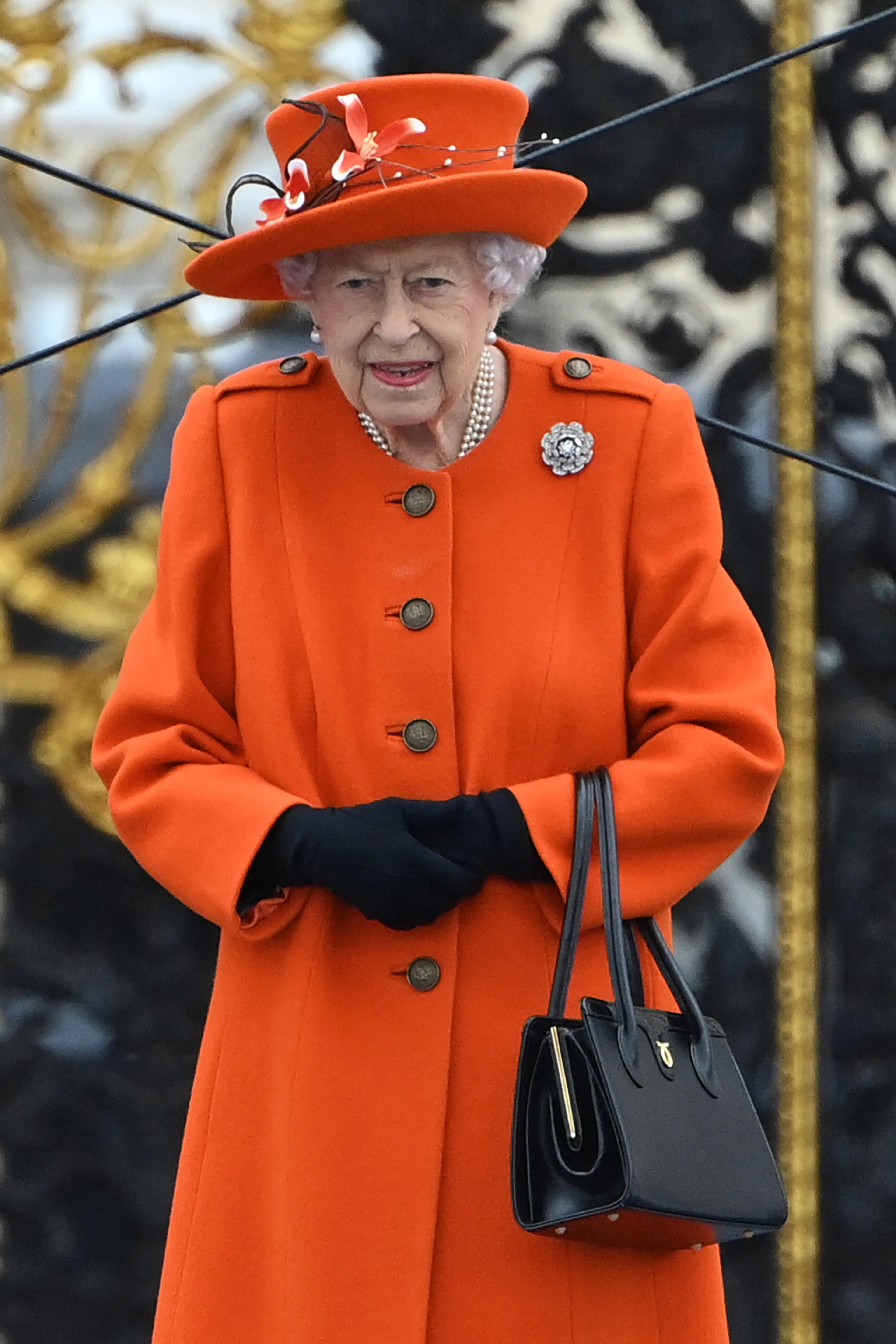 Op de hoed zaten bloemen.