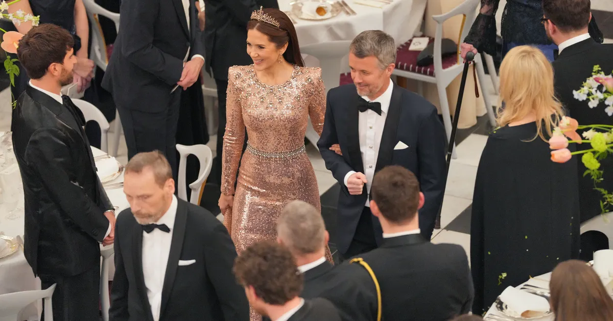 Koning Frederik en koningin Mary dansen samen tijdens gala - Blauw Bloed