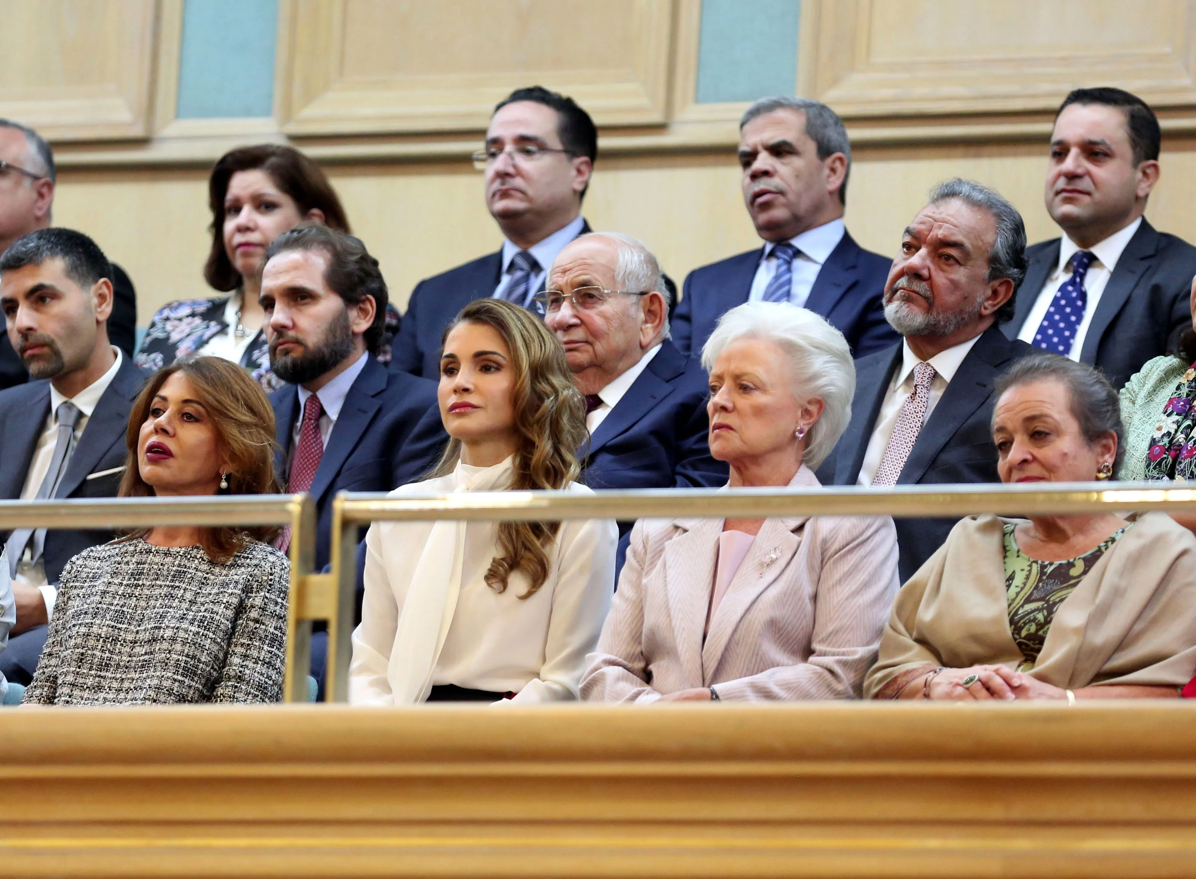 Prinses Muna luisterend naar een speech van haar oudste zoon (2017).