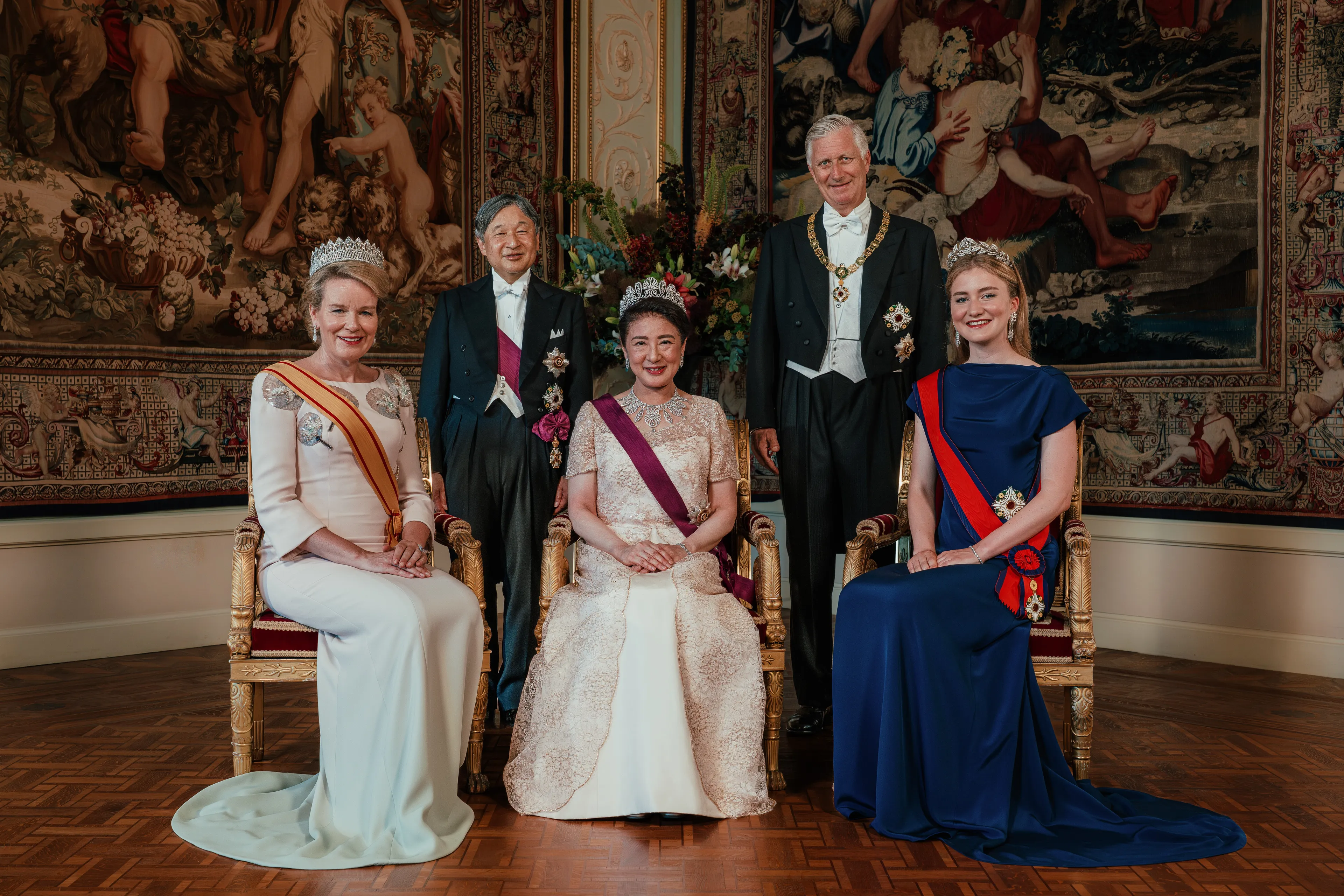Een groepsfoto met het koninklijk paar, het keizerspaar en prinses Elisabeth.