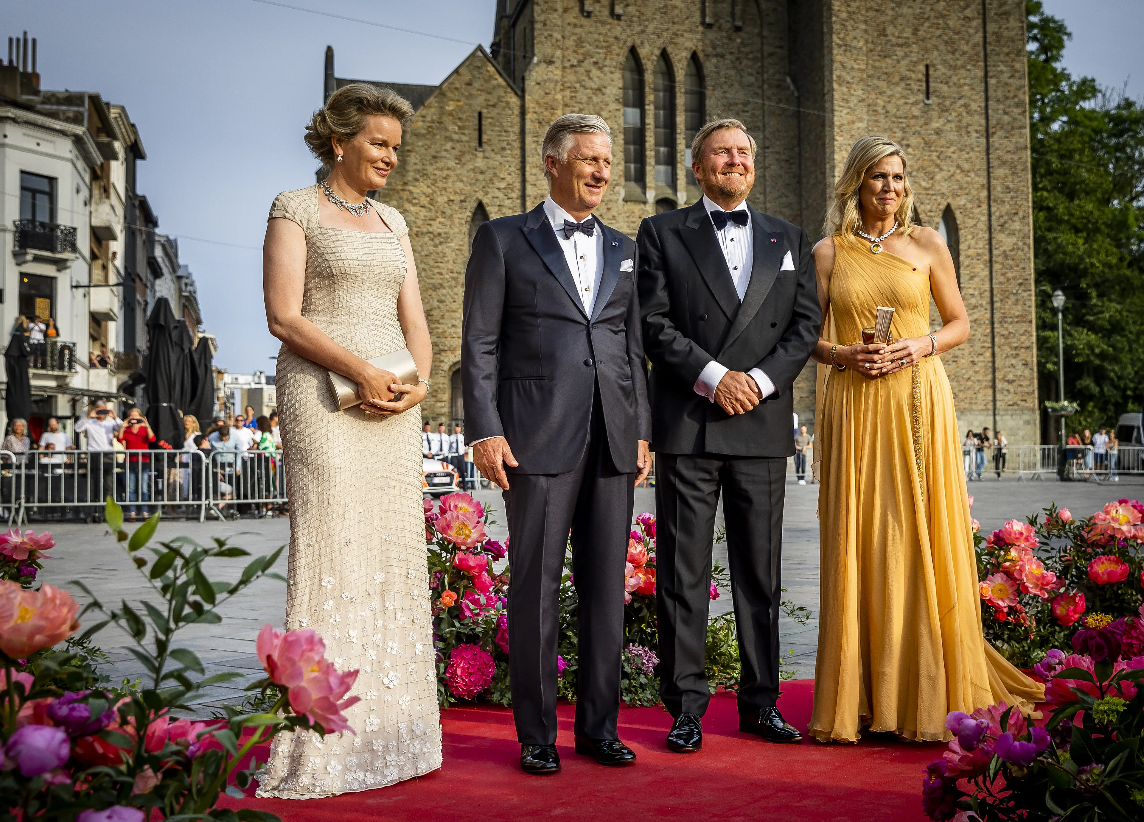 Het viertal poseert voorafgaand aan de contraprestatie.