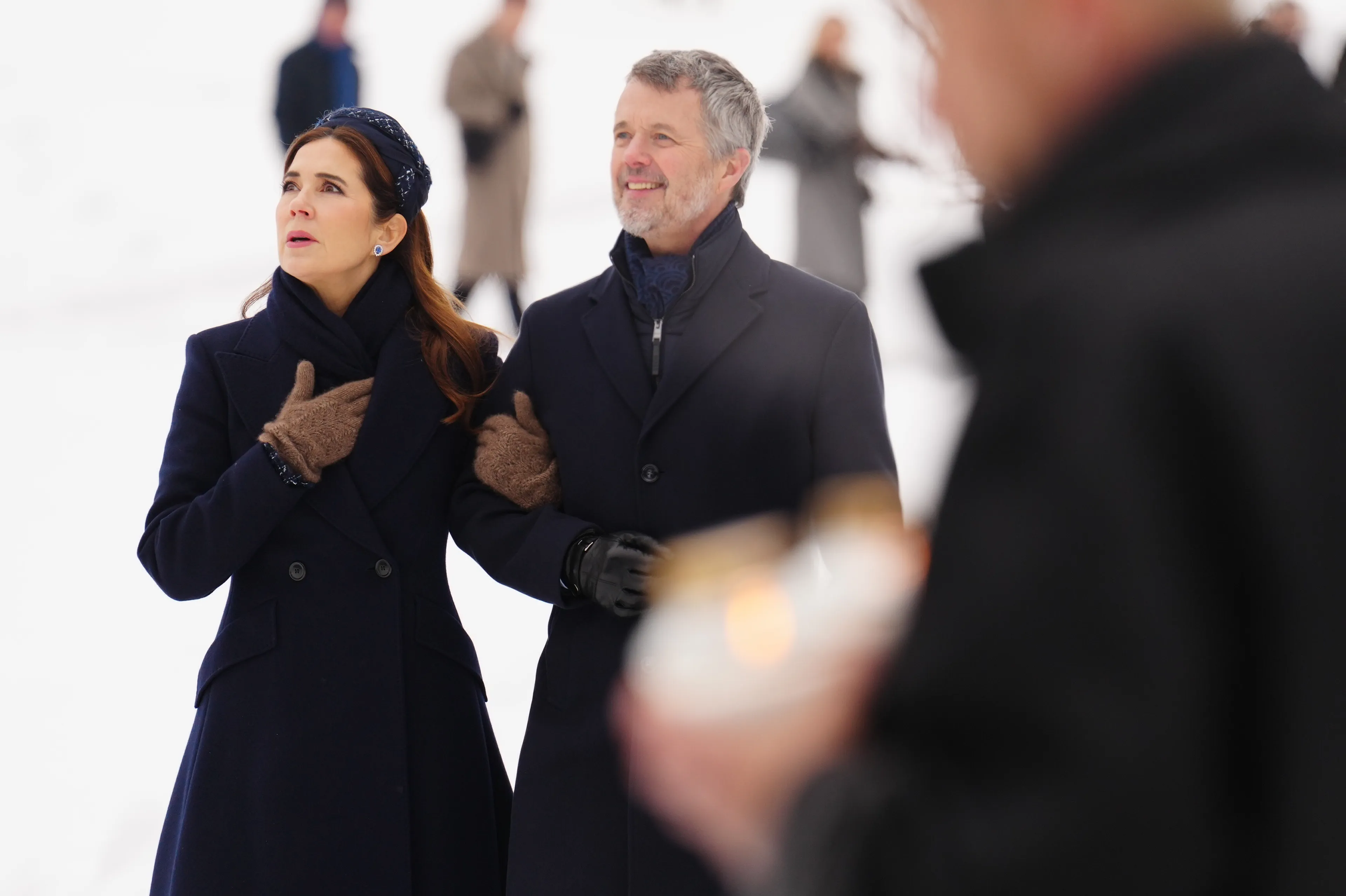 Het paar maakt een winterse wandeling door Tallinn.