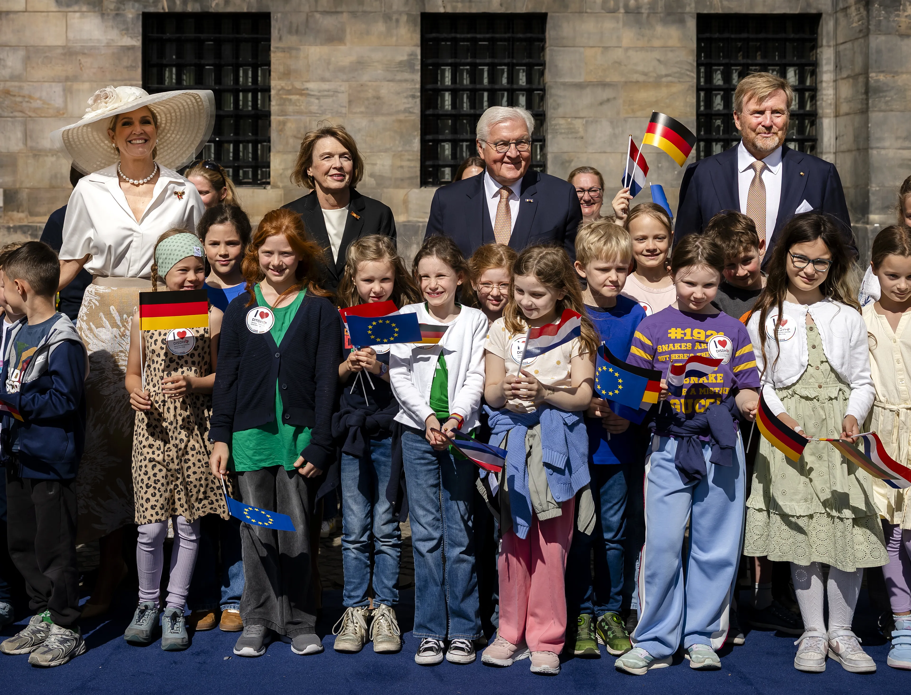 Het gezelschap poseert met kinderen op de Dam.