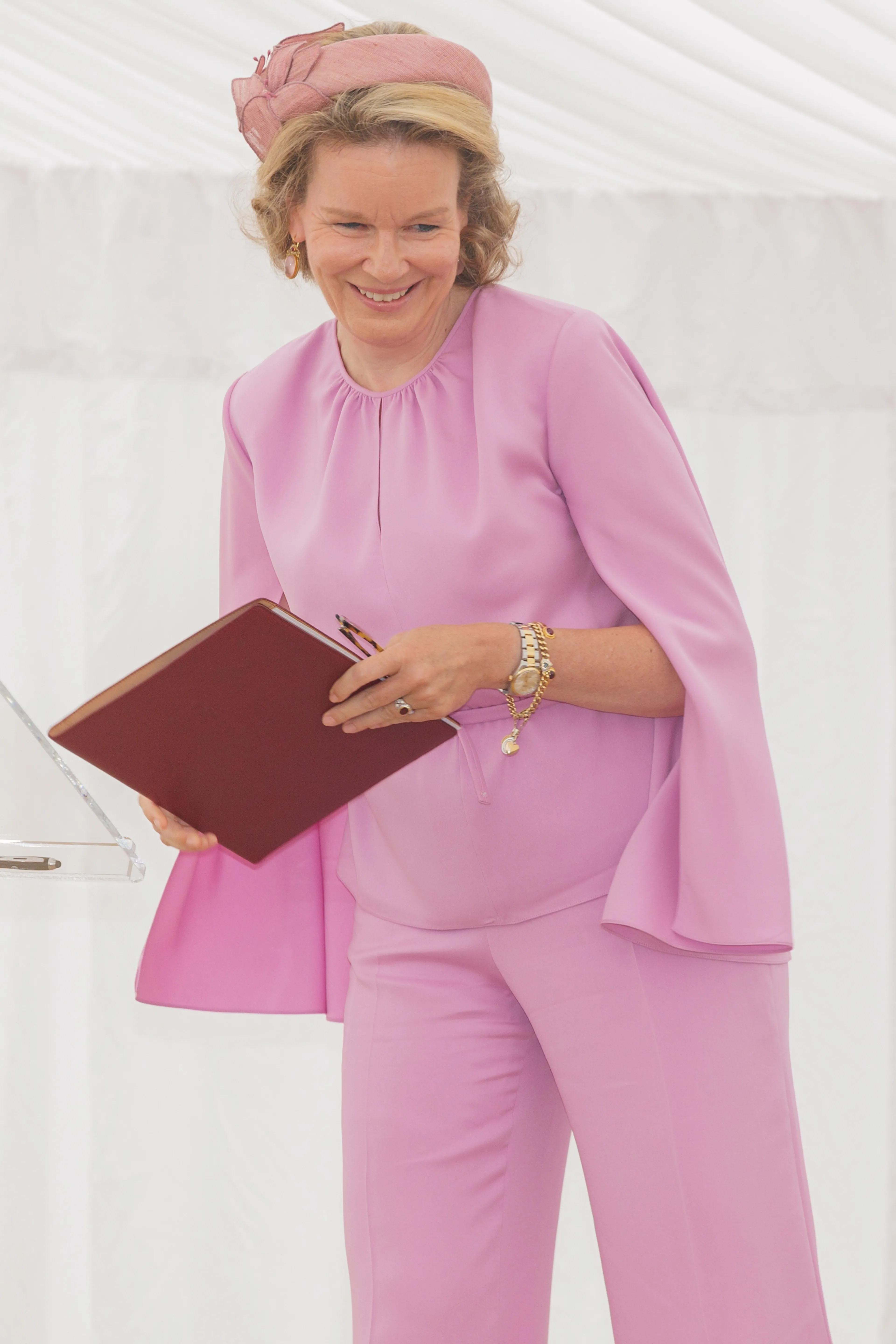 De felroze jumpsuit.