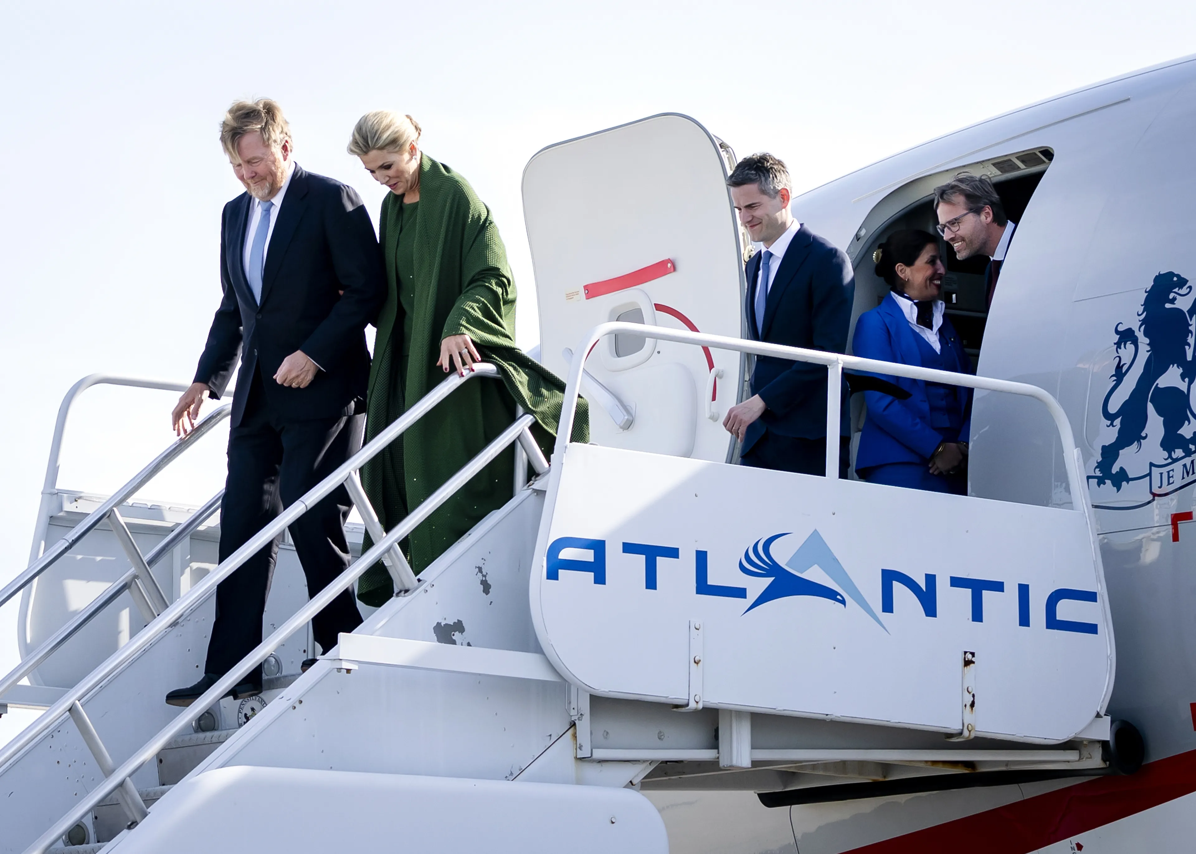 Het koningspaar landt op Philadelphia International Airport.