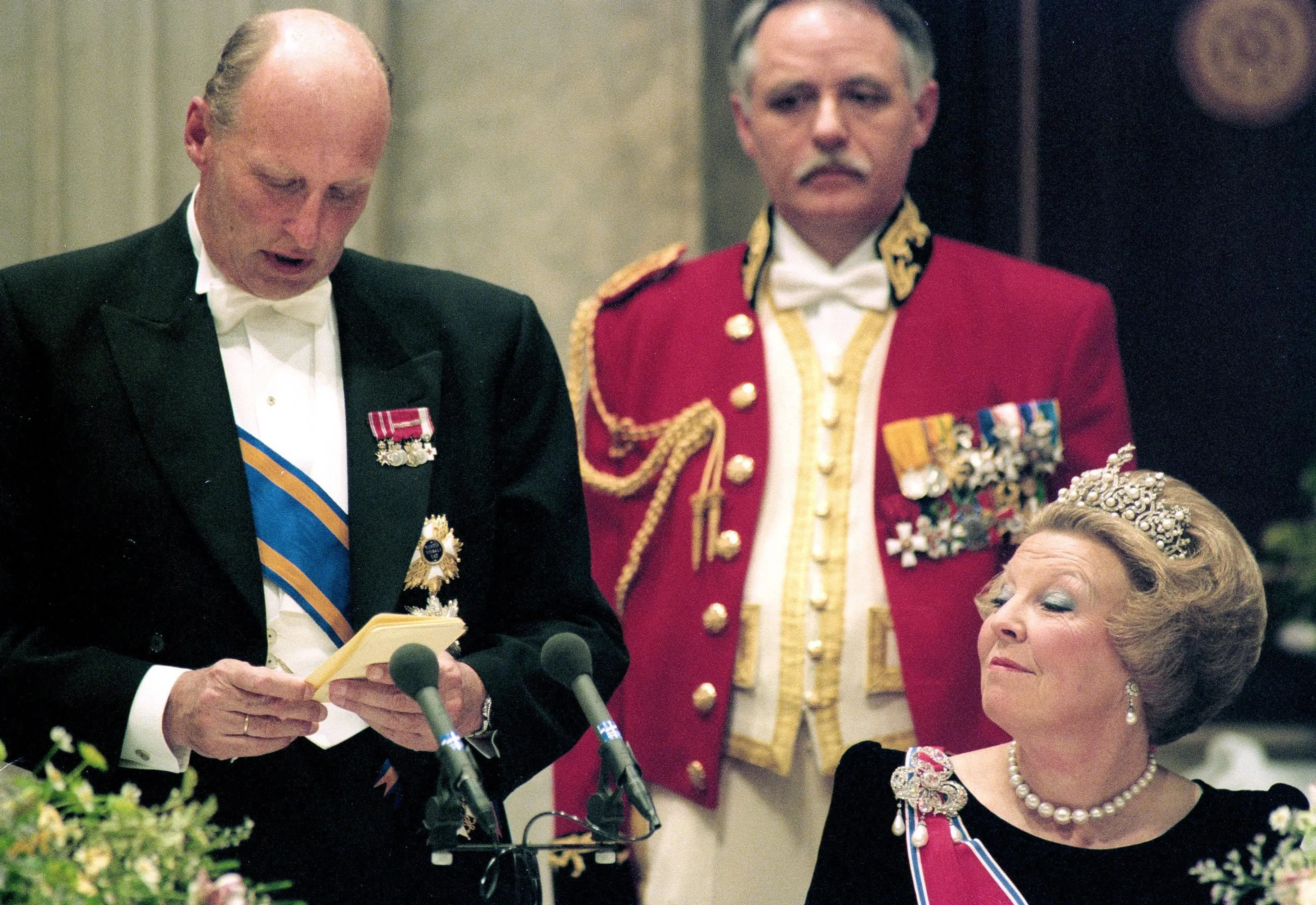 Koningin Beatrix luistert naar een toespraak van koning Harald (1996).