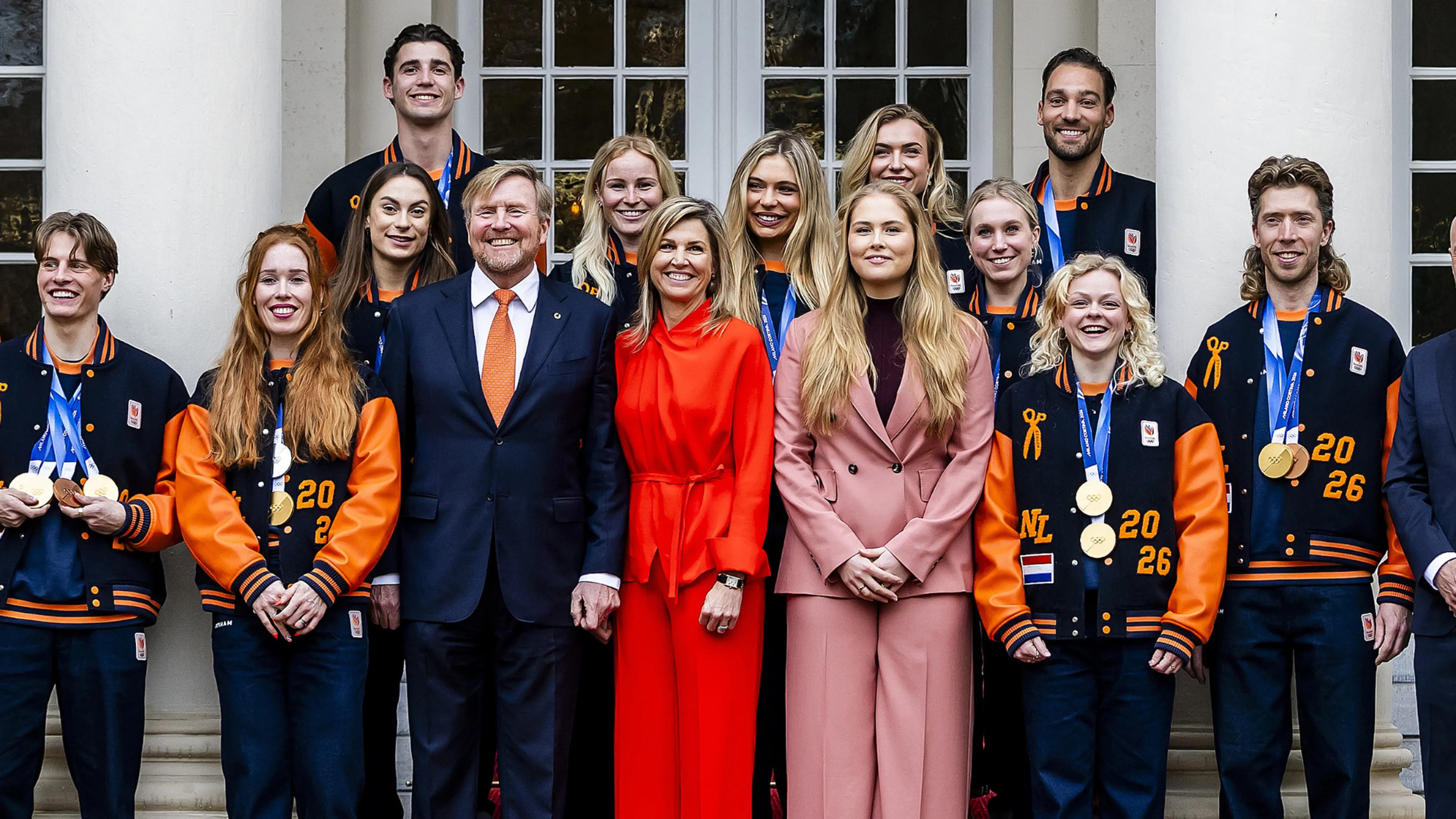 Koning Willem-Alexander, koningin Máxima én prinses Amalia ontmoeten Olympische atleten