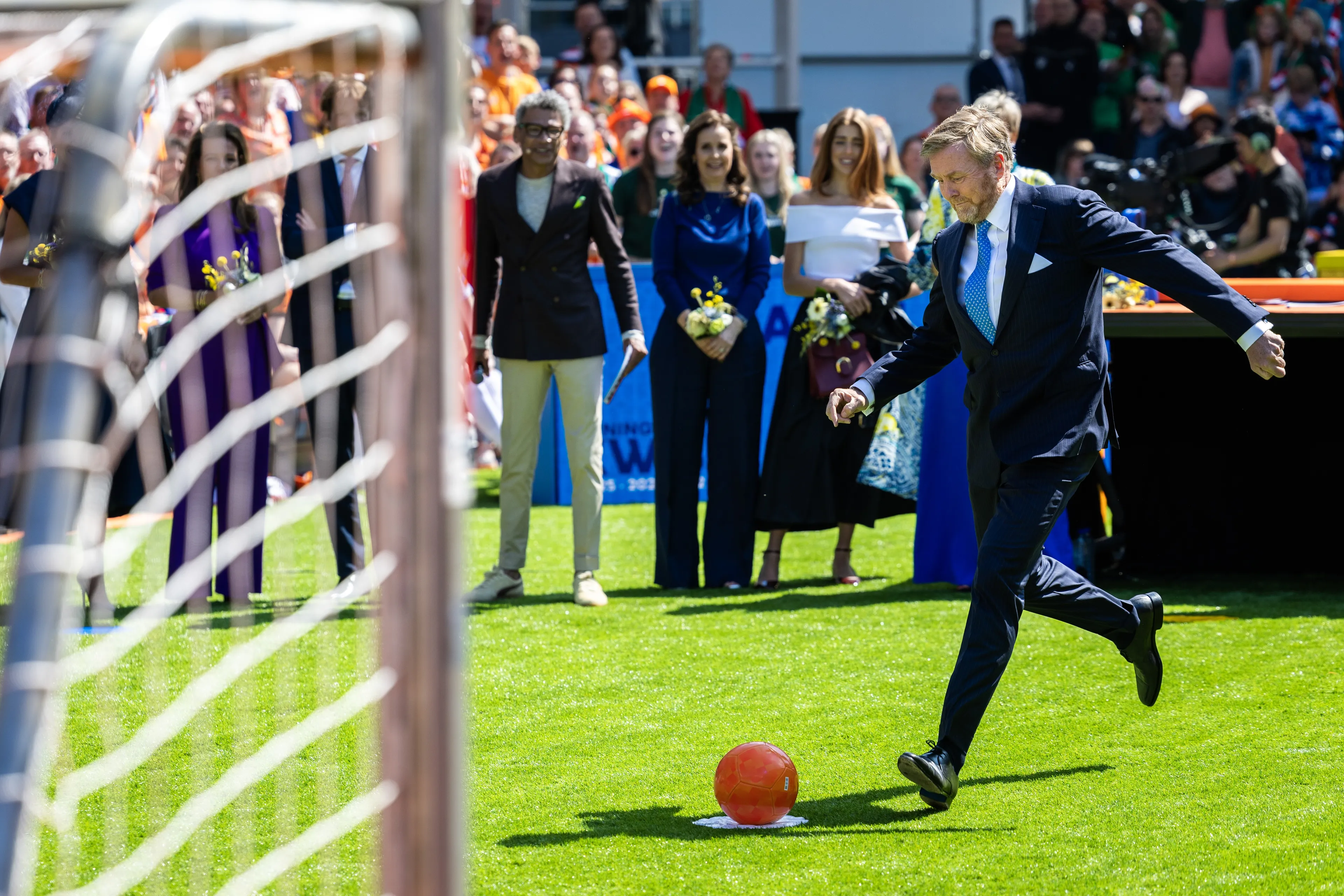 Koning Willem-Alexander neemt op Koningsdag in Doetinchem een strafschop, maar mist.