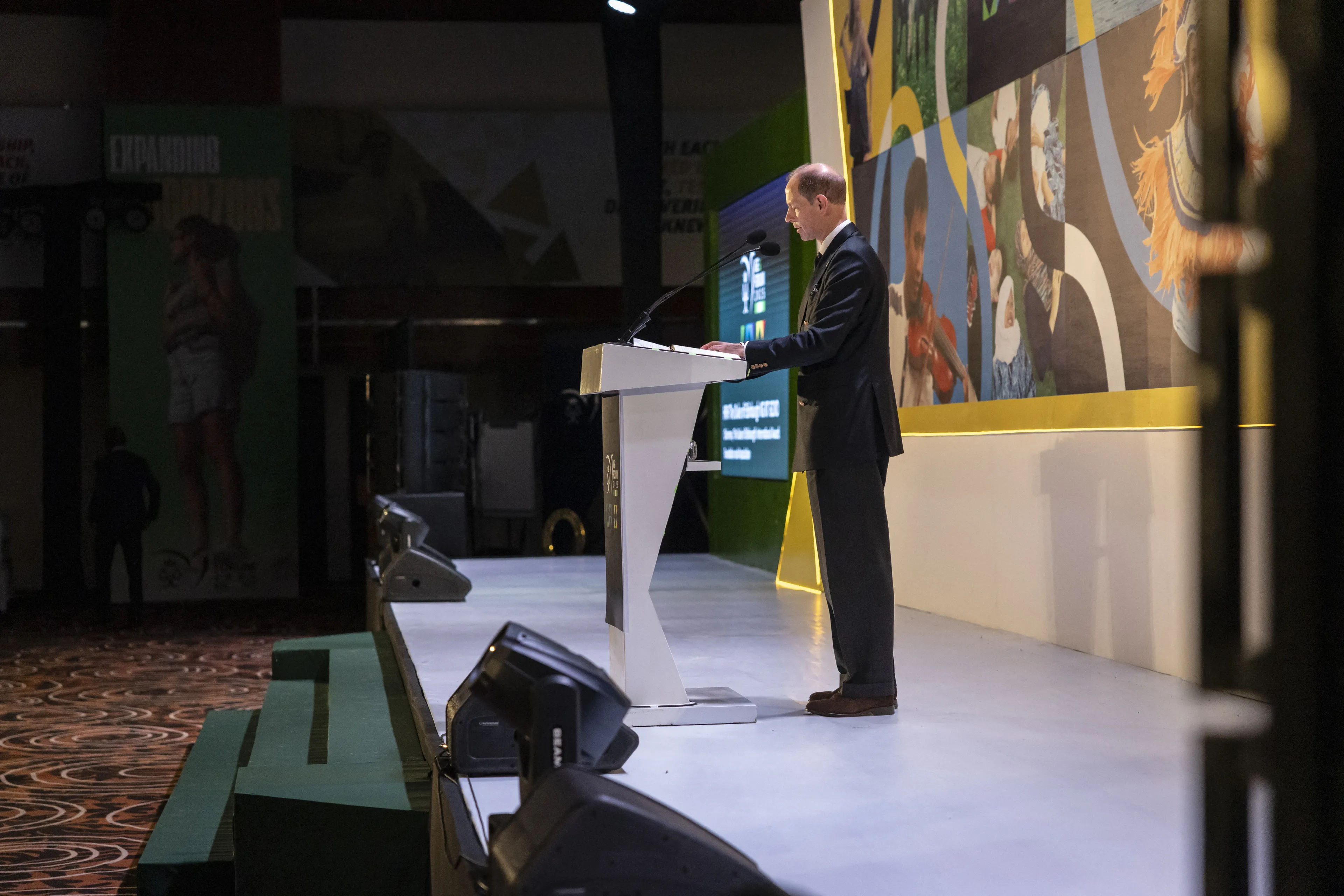 Edward geeft een speech tijdens zijn bezoek.