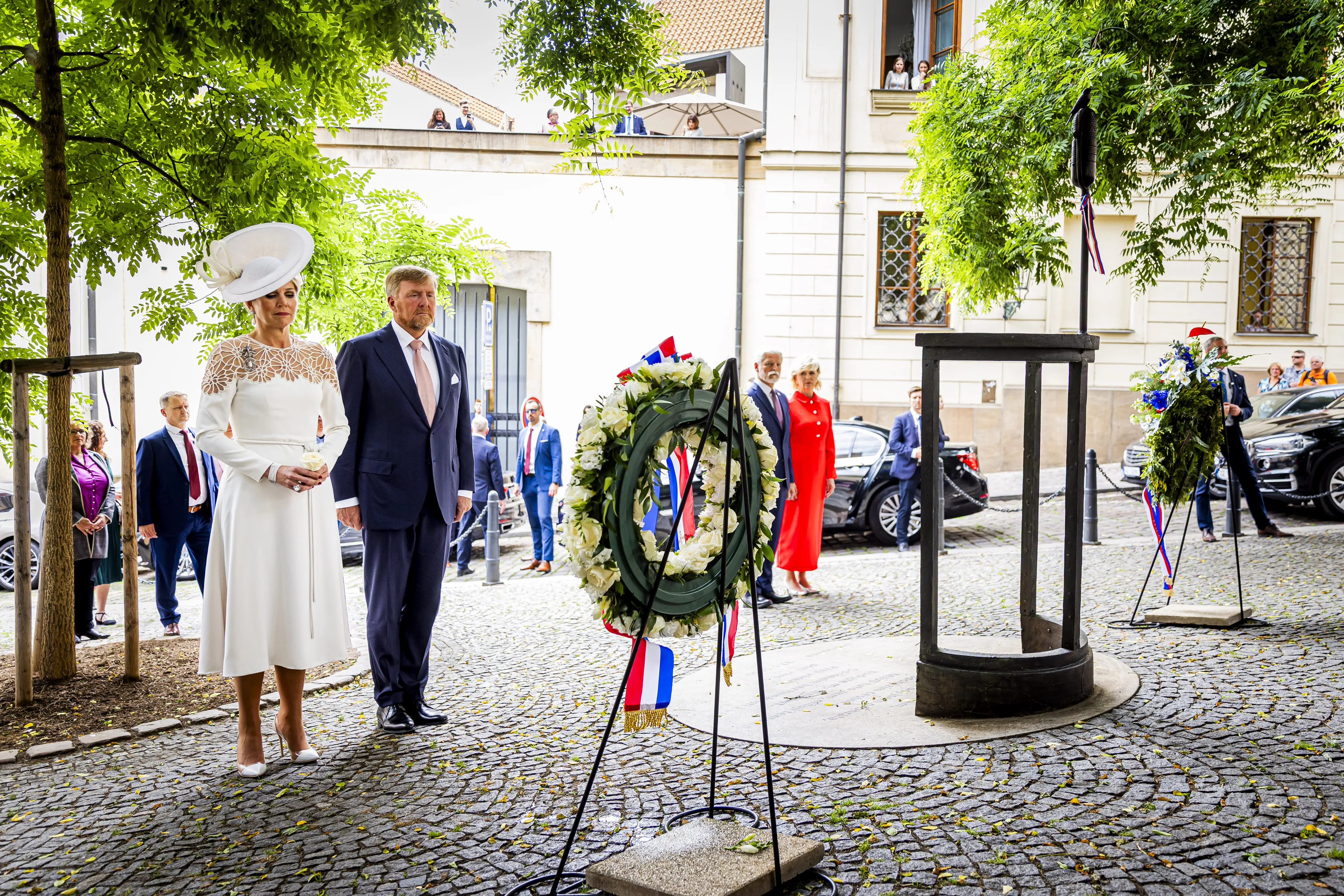 De koning en koningin leggen in Tsjechië een krans.