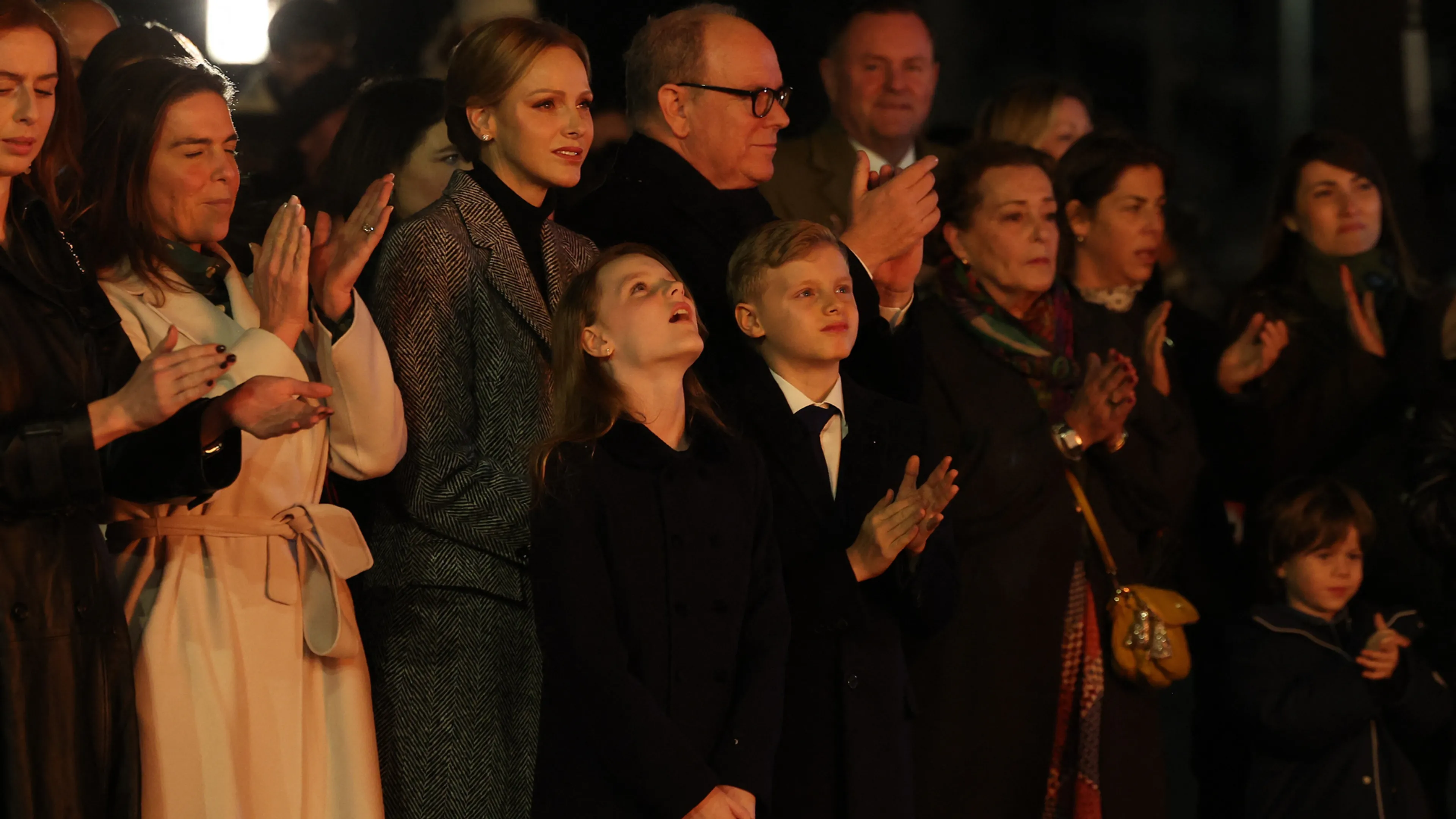 Prins Albert en prinses Charlene ontsteken met hun kinderen een belangrijk vuur