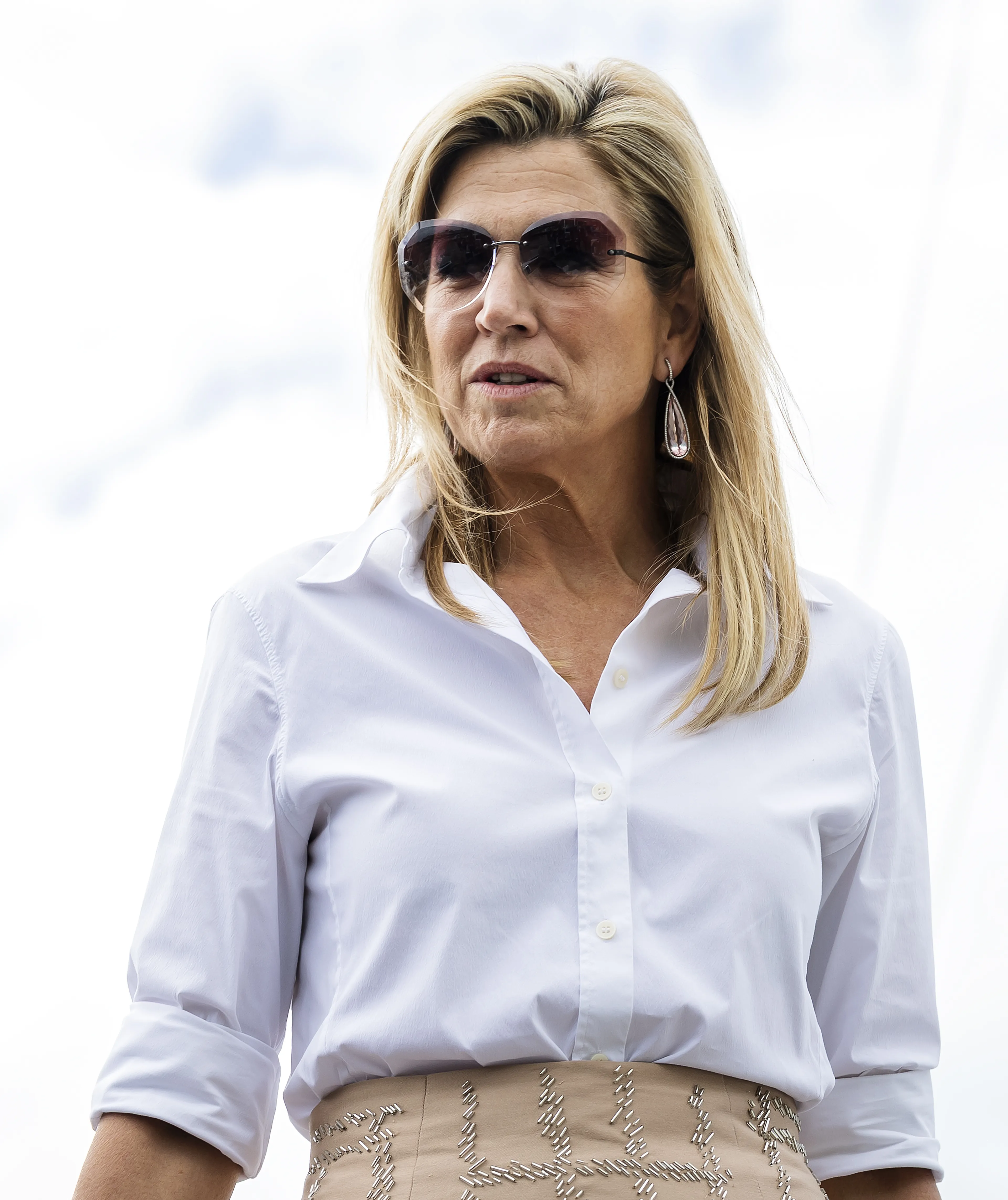 De zachtroze rok paste goed bij de oorhangers en zonnebril.