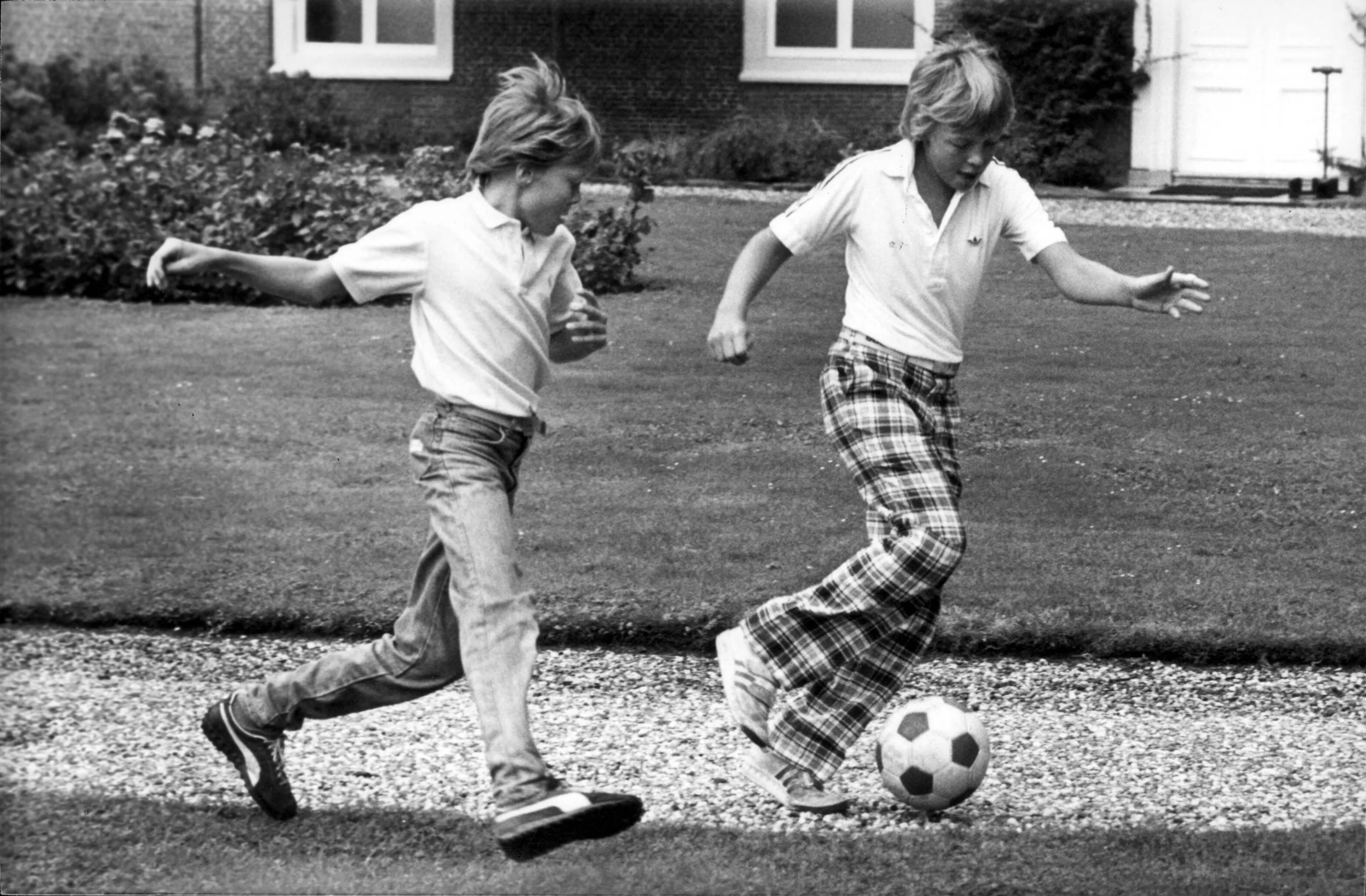 Prinsen Friso en Constantijn spelen een potje voetbal (1982).