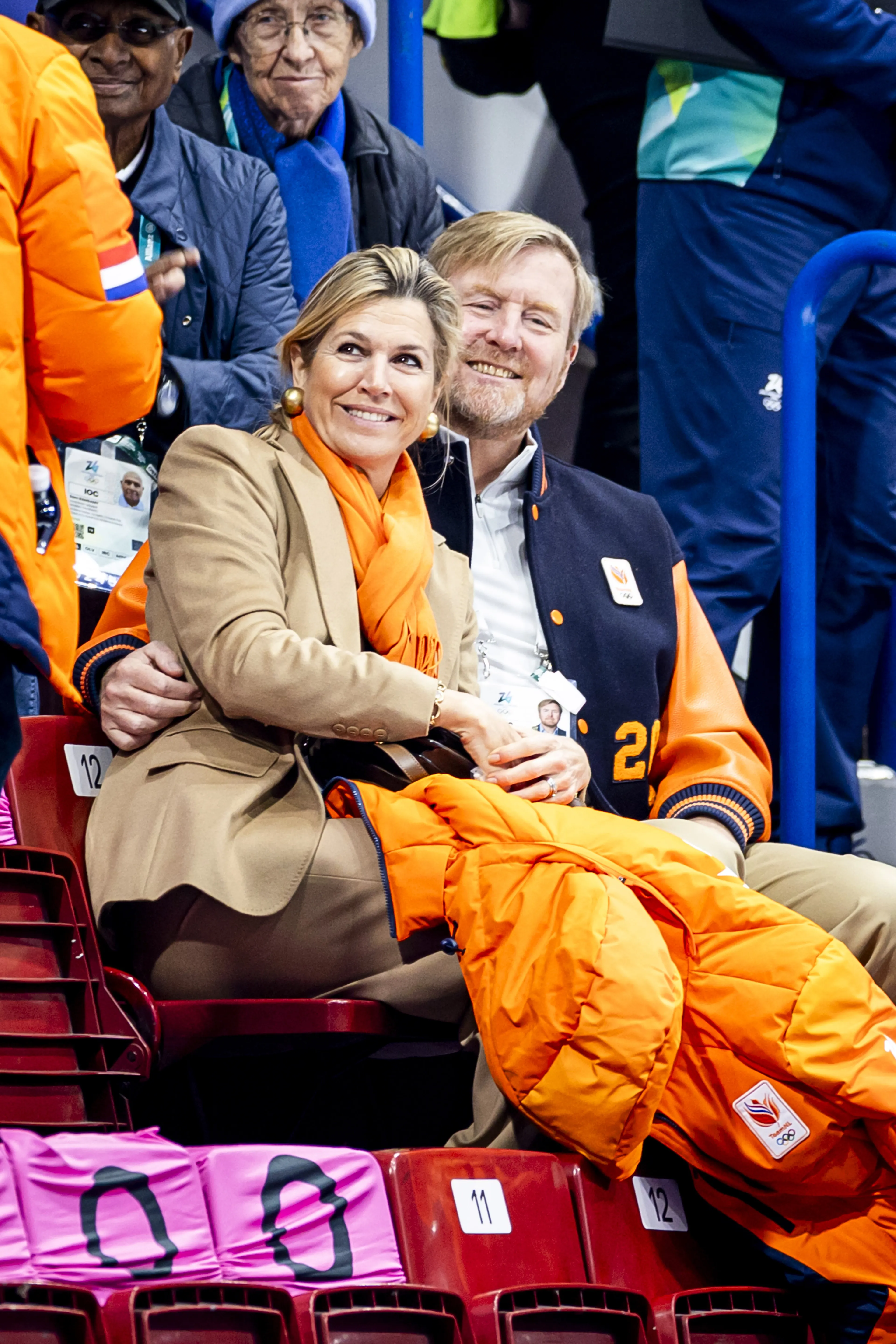 Een liefdevol moment tussen het koningspaar op de tribune.