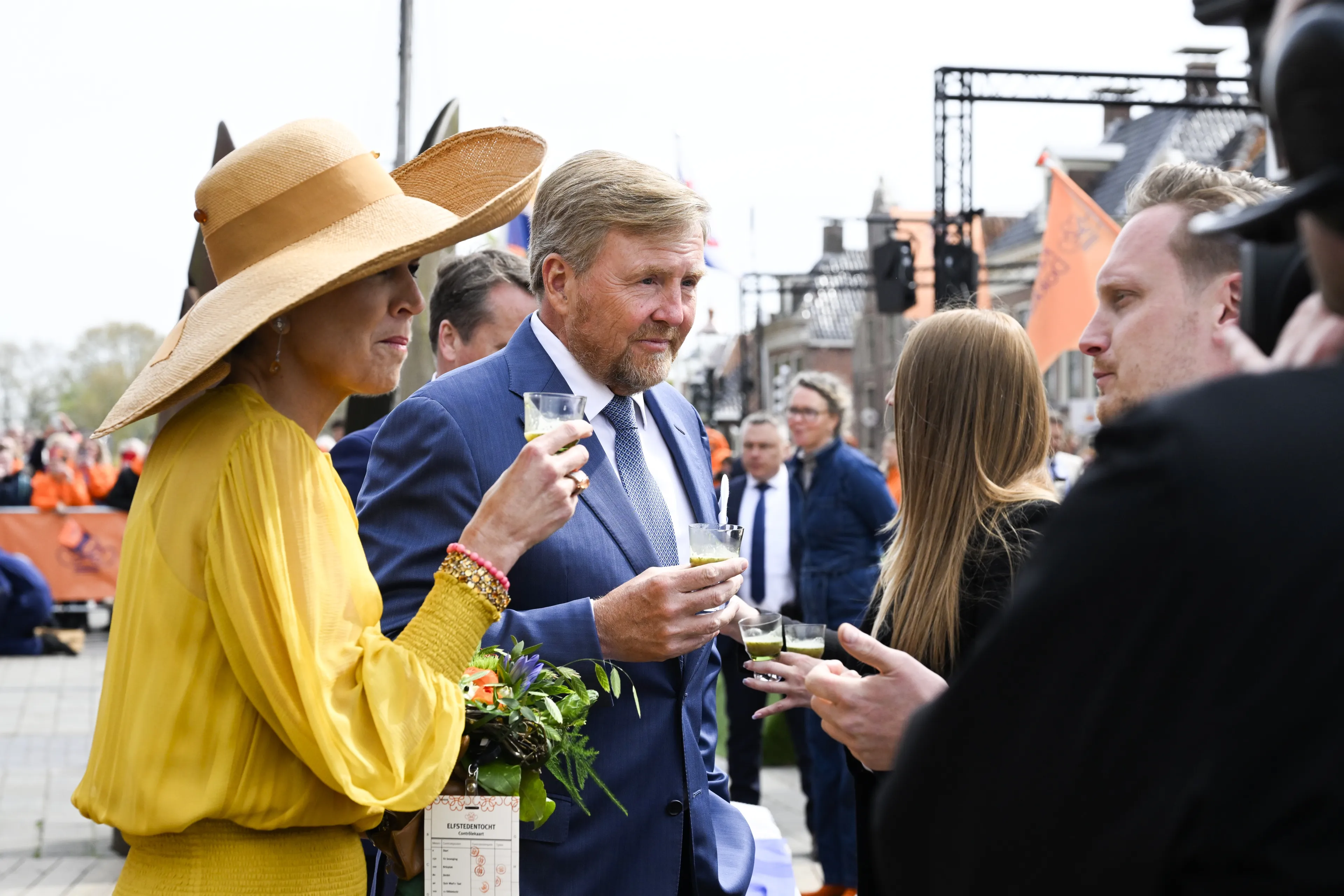 Ook het Koningspaar eet een hapje mee.