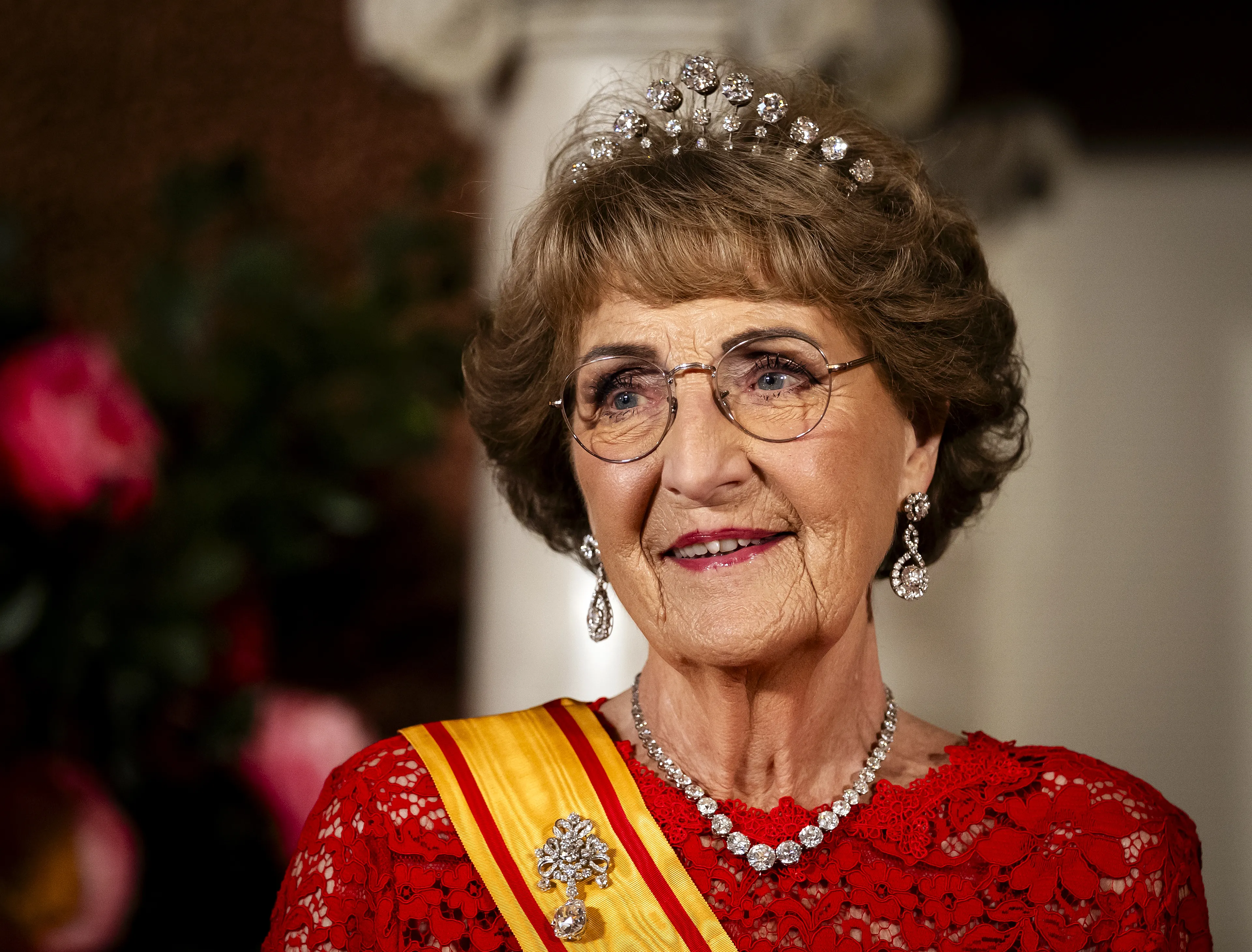 Prinses Margriet draagt het diamanten zonnestraaldiadeem.