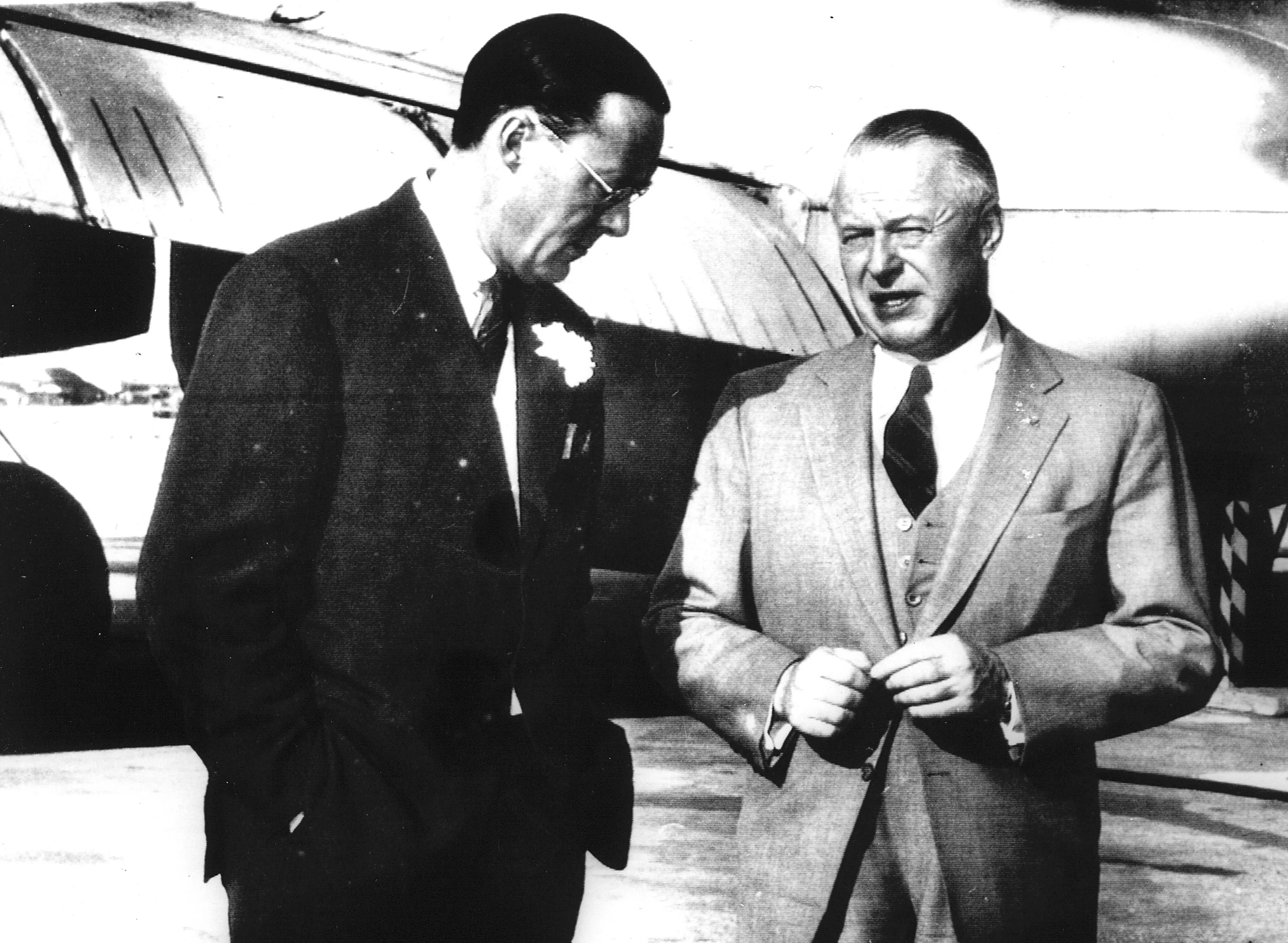 Prins Bernhard in gesprek met Lockheed-directeur Robert E. Gross in de fabriek in Los Angeles, die de prins in januari 1956 bezocht.