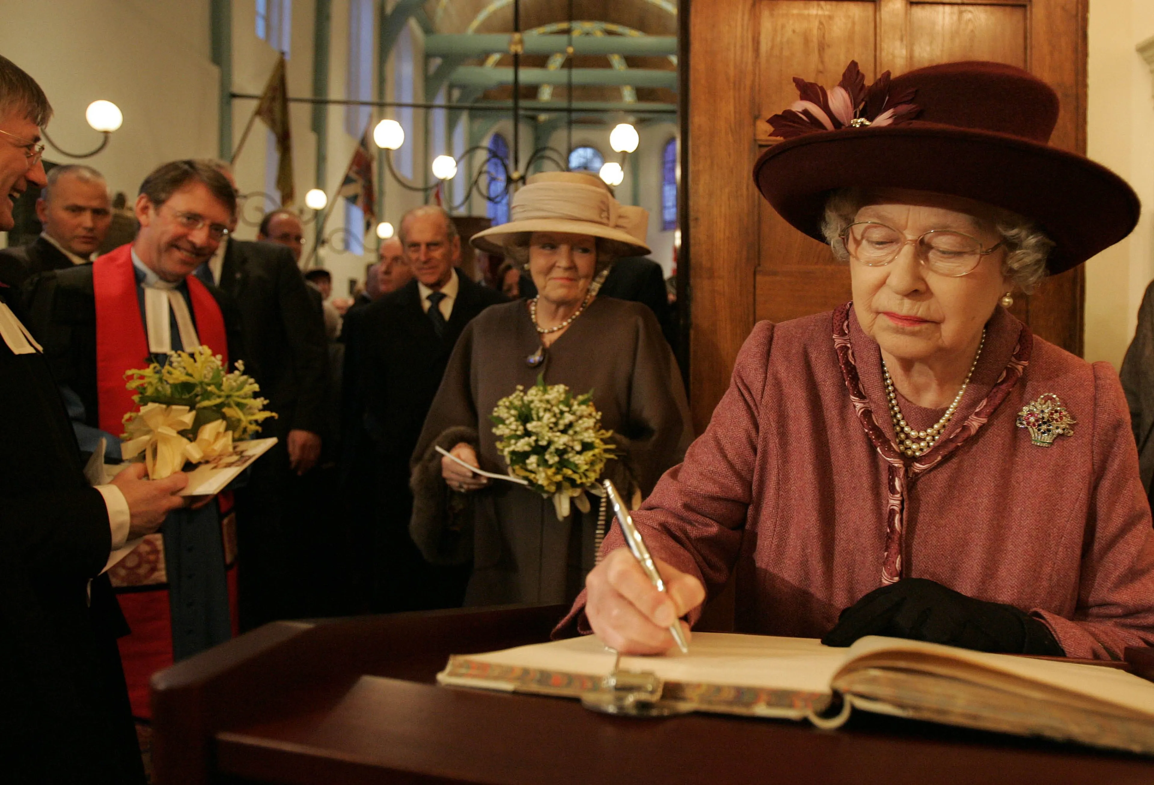 Schrijven in het gastenboek van de Engelse Hervormde kerk in Amsterdam.