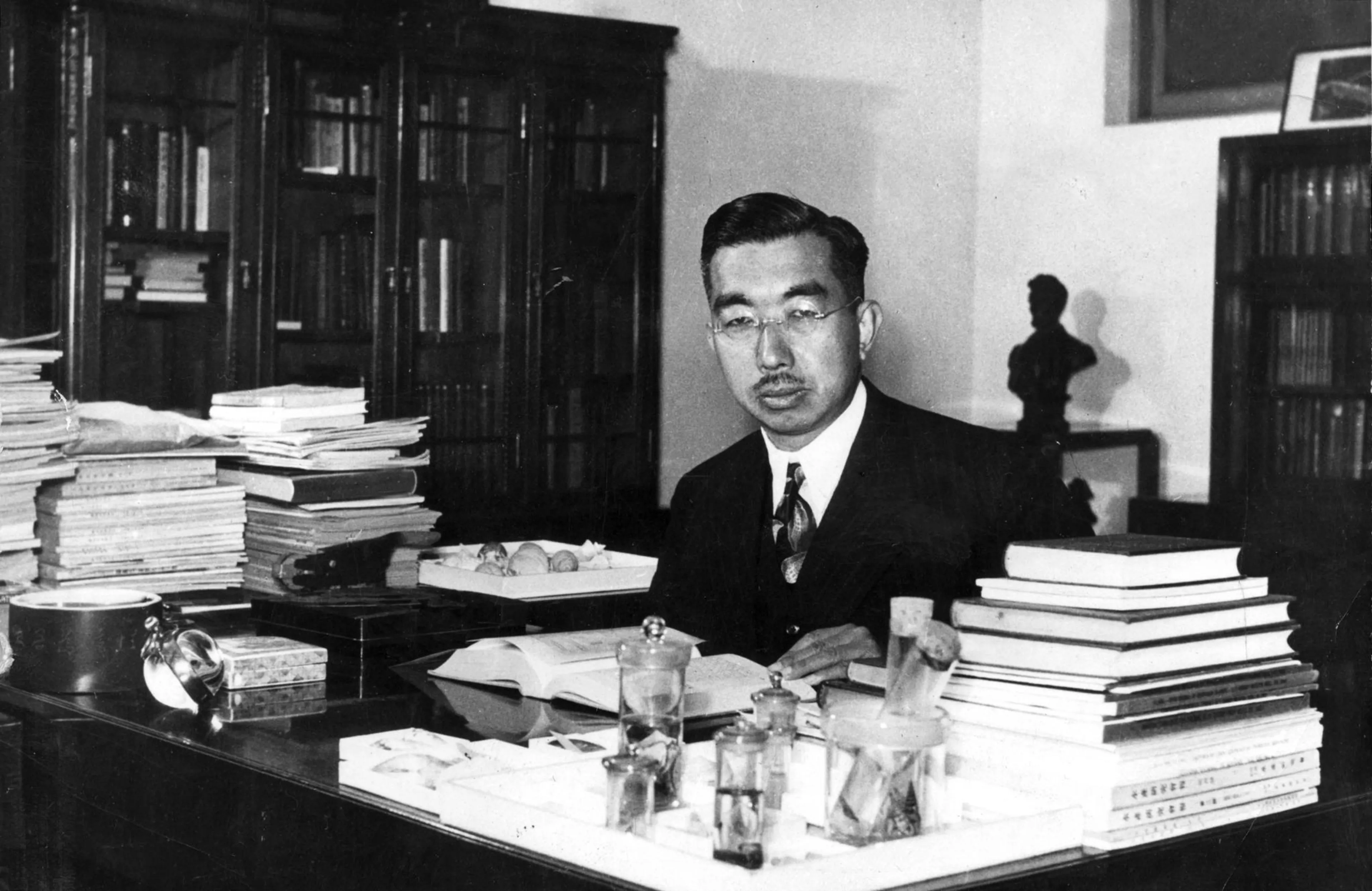 Keizer Hirohito in zijn beginjaren achter zijn bureau.