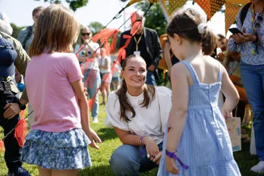 Prinses Ingrid Alexandra laat zich schminken tijdens kinderfestival
