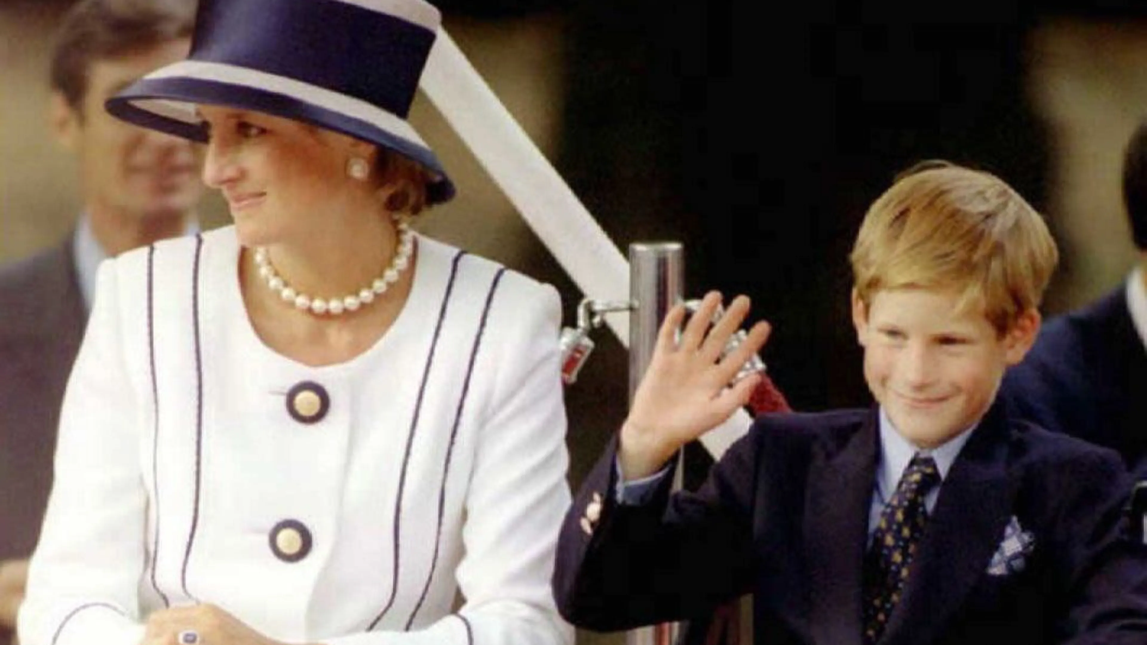 Prins Harry herbeleeft jeugdherinnering met zijn kinderen in Disney World