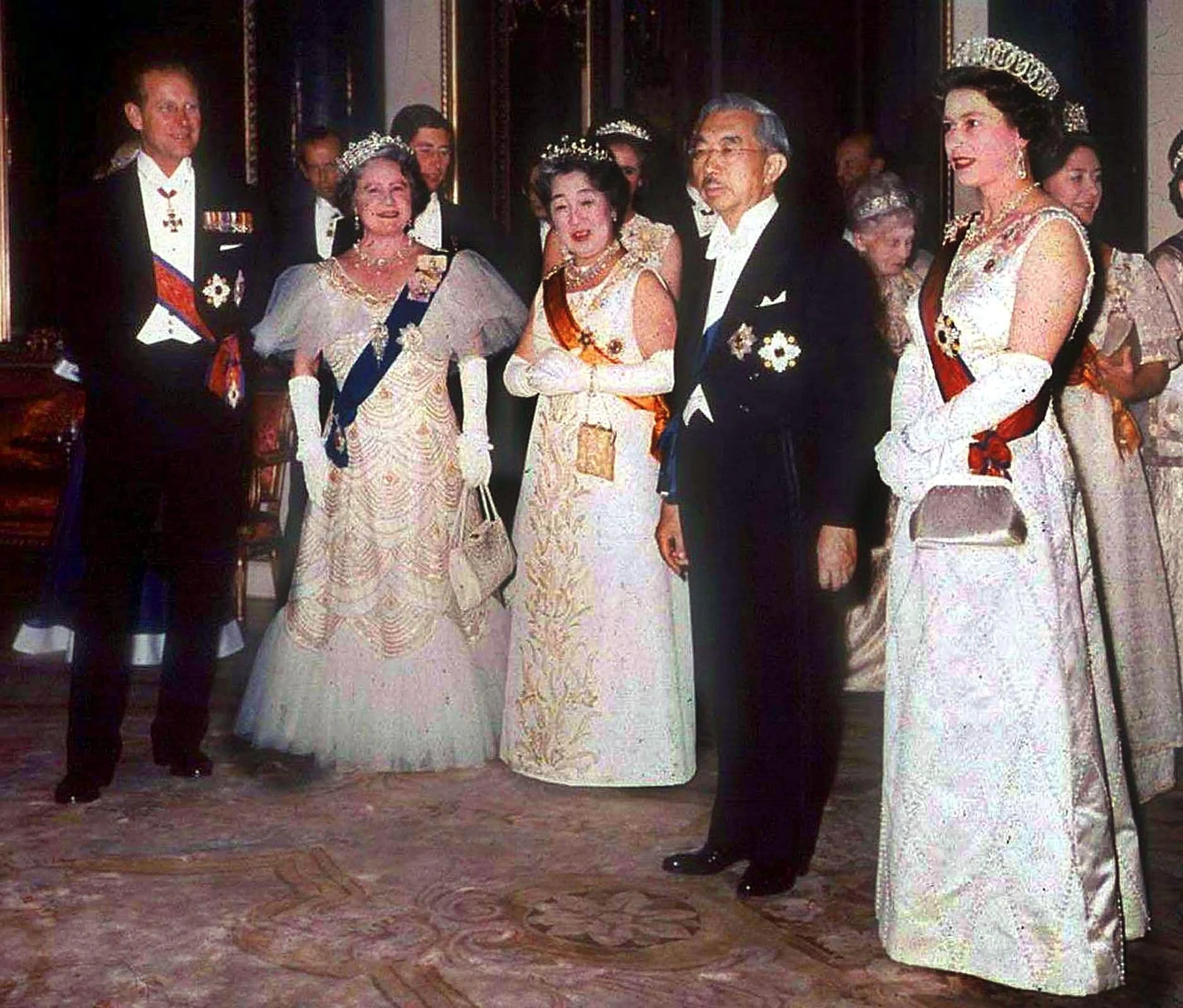 Keizer Hirohito met rechts koningin Elizabeth van het Verenigd Koninkrijk.