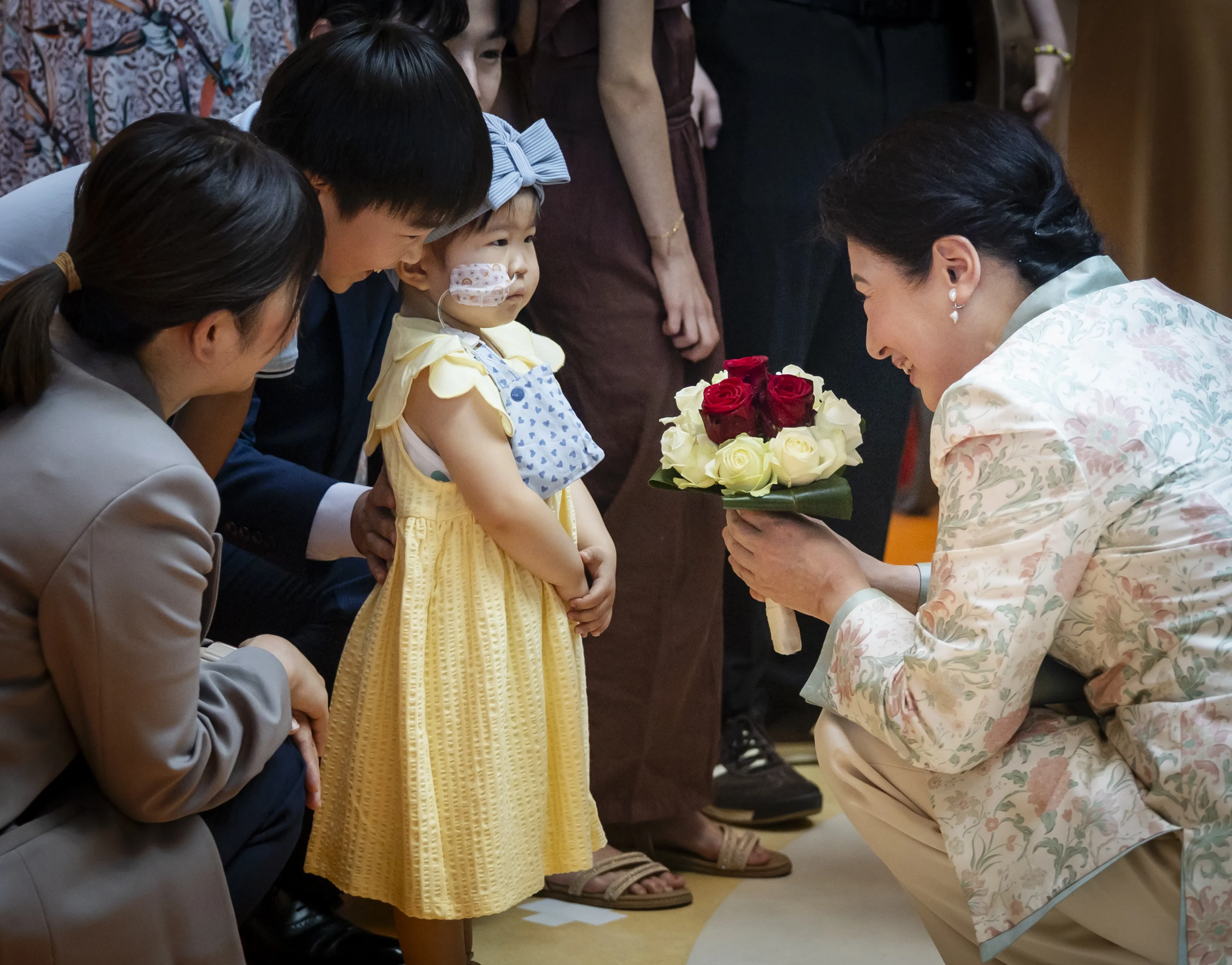 Keizerin Masako begroet een patiënt.