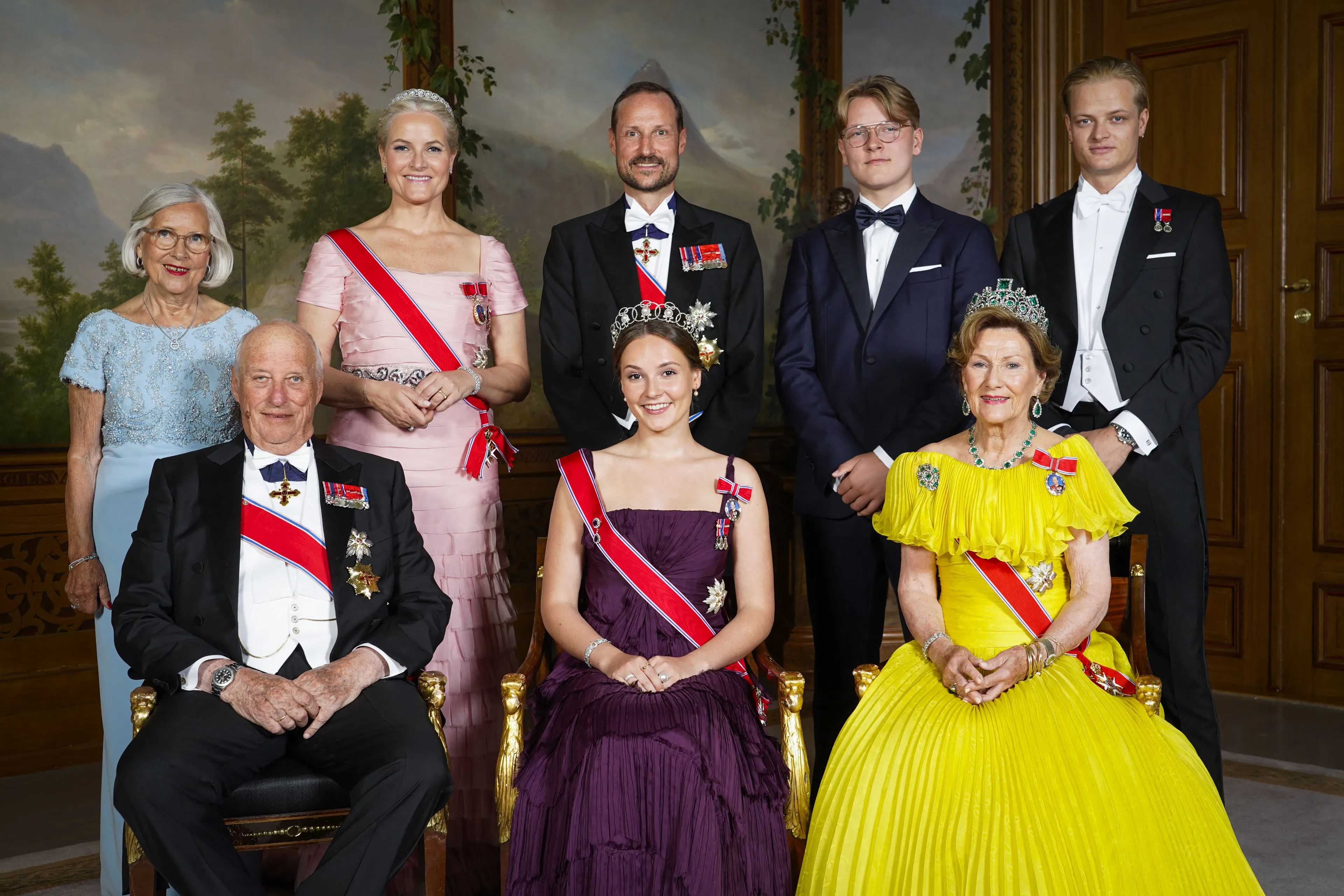De Noorse koninklijke familie mét Marius Borg Høiby tijdens de 18e verjaardag van prinses Ingrid Alexandra.