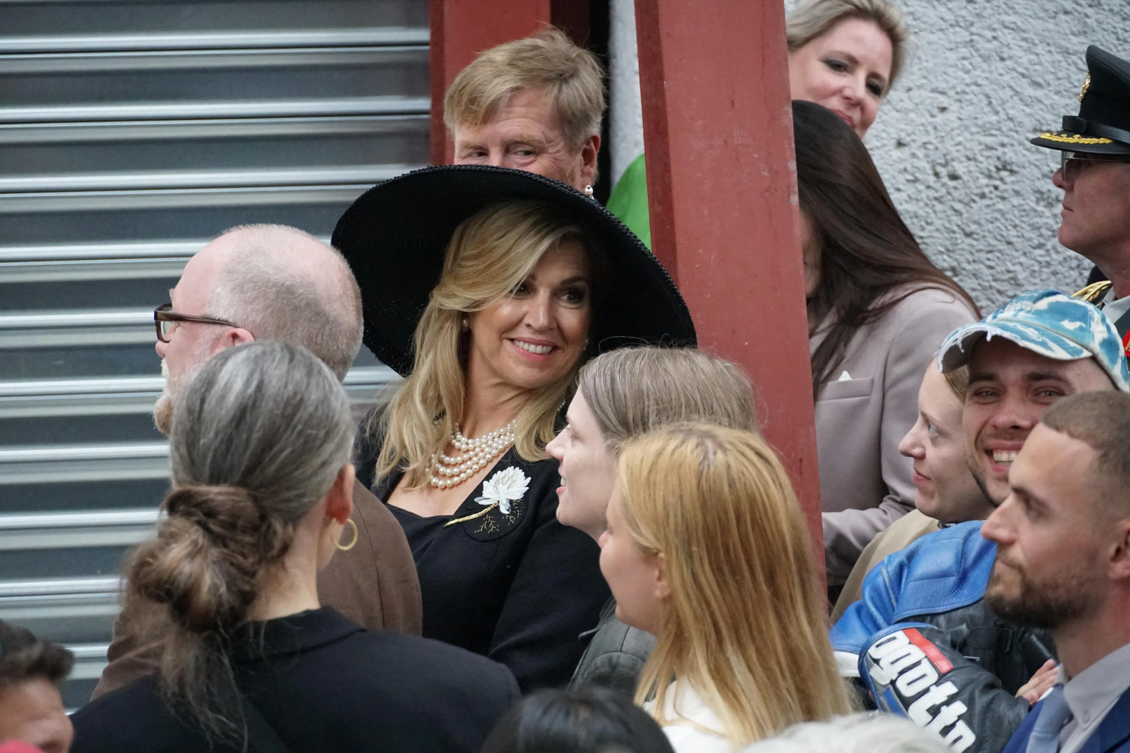 De hoed van de koningin is door haar kamenier gemaakt.