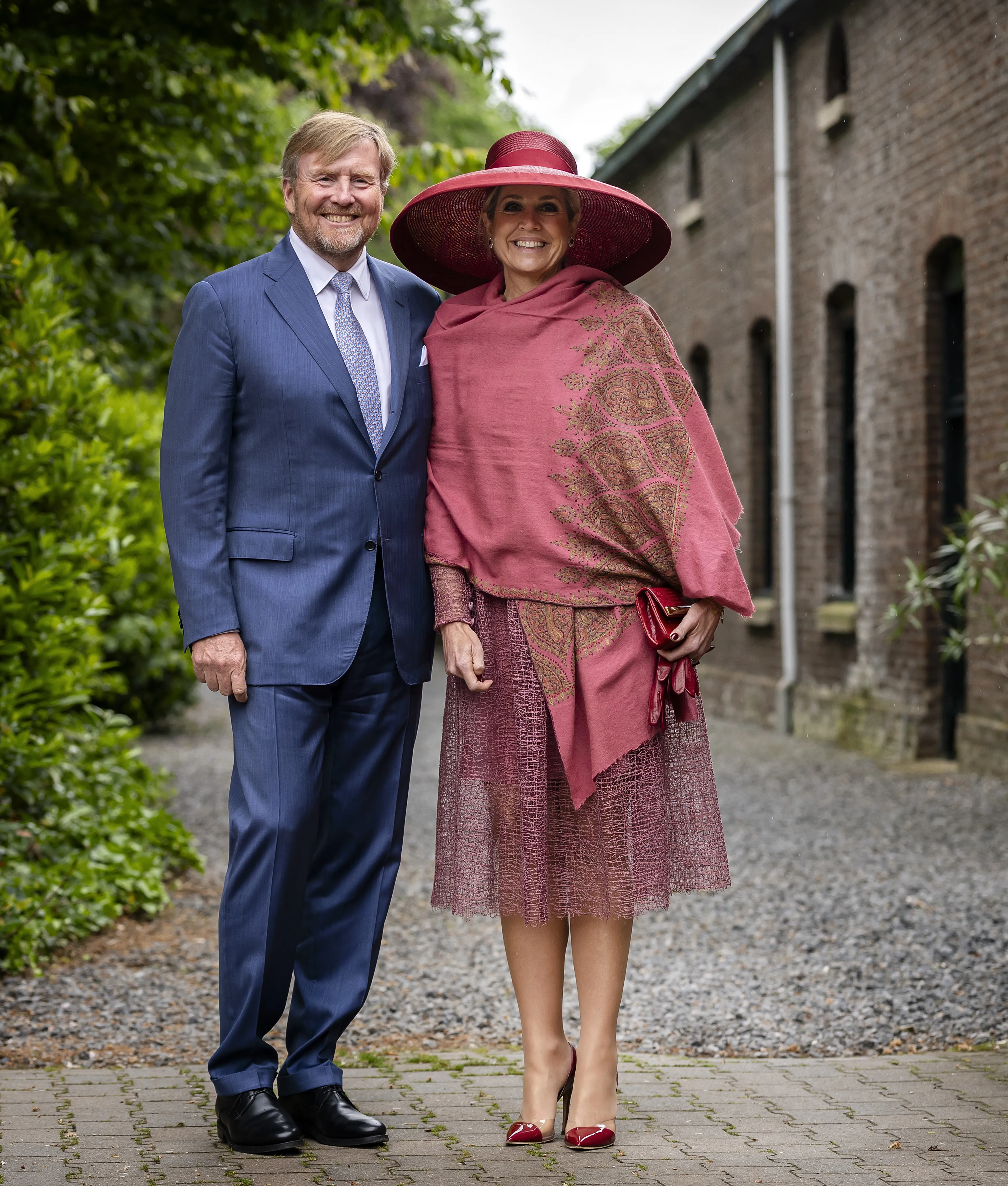 Voor de kou draagt de koningin een sjaal om haar heen.