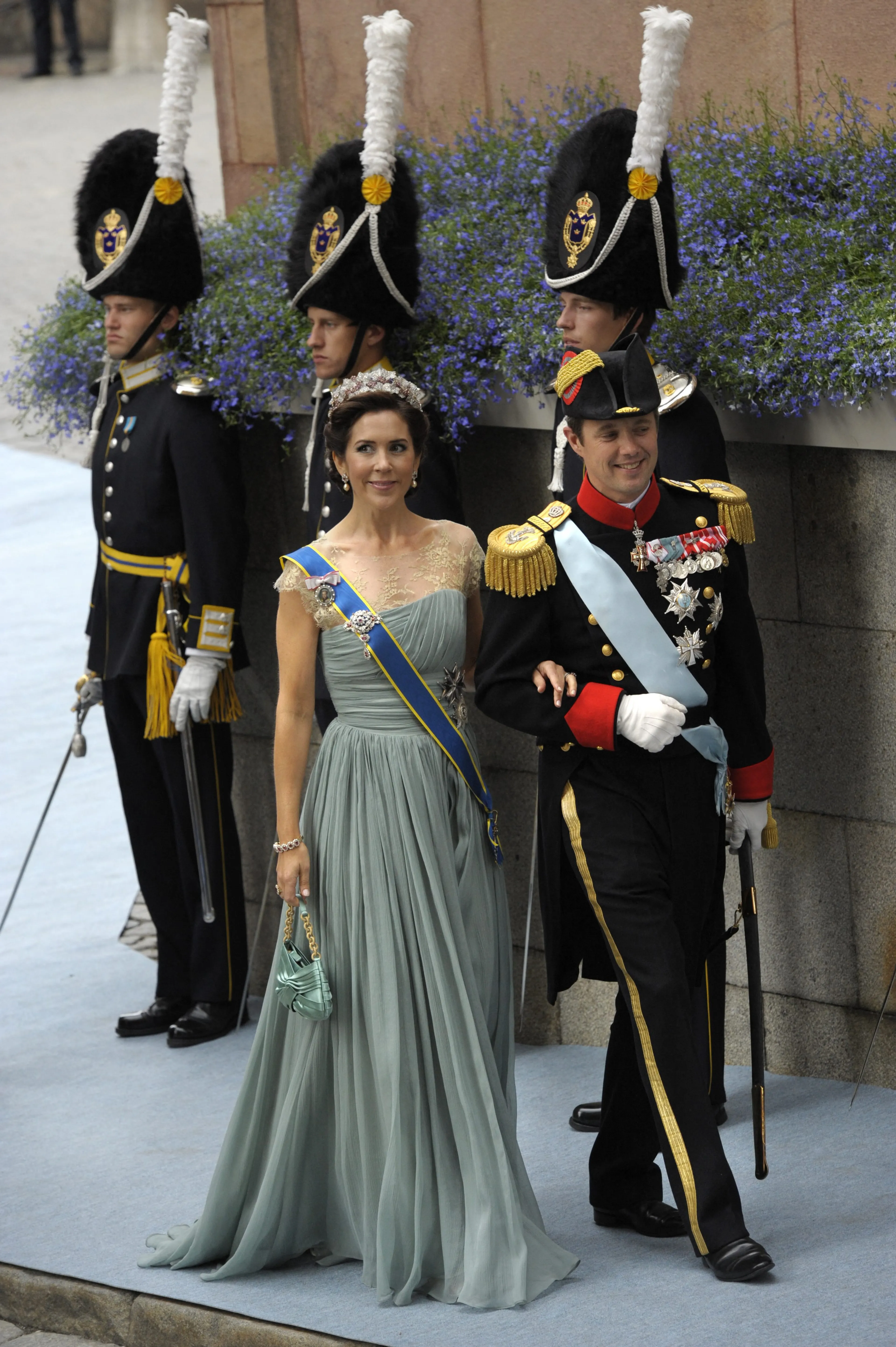 Kroonprins Frederik en kroonprinses Mary zijn in 2010 te gast op het huwelijk van kroonprinses Victoria van Zweden.