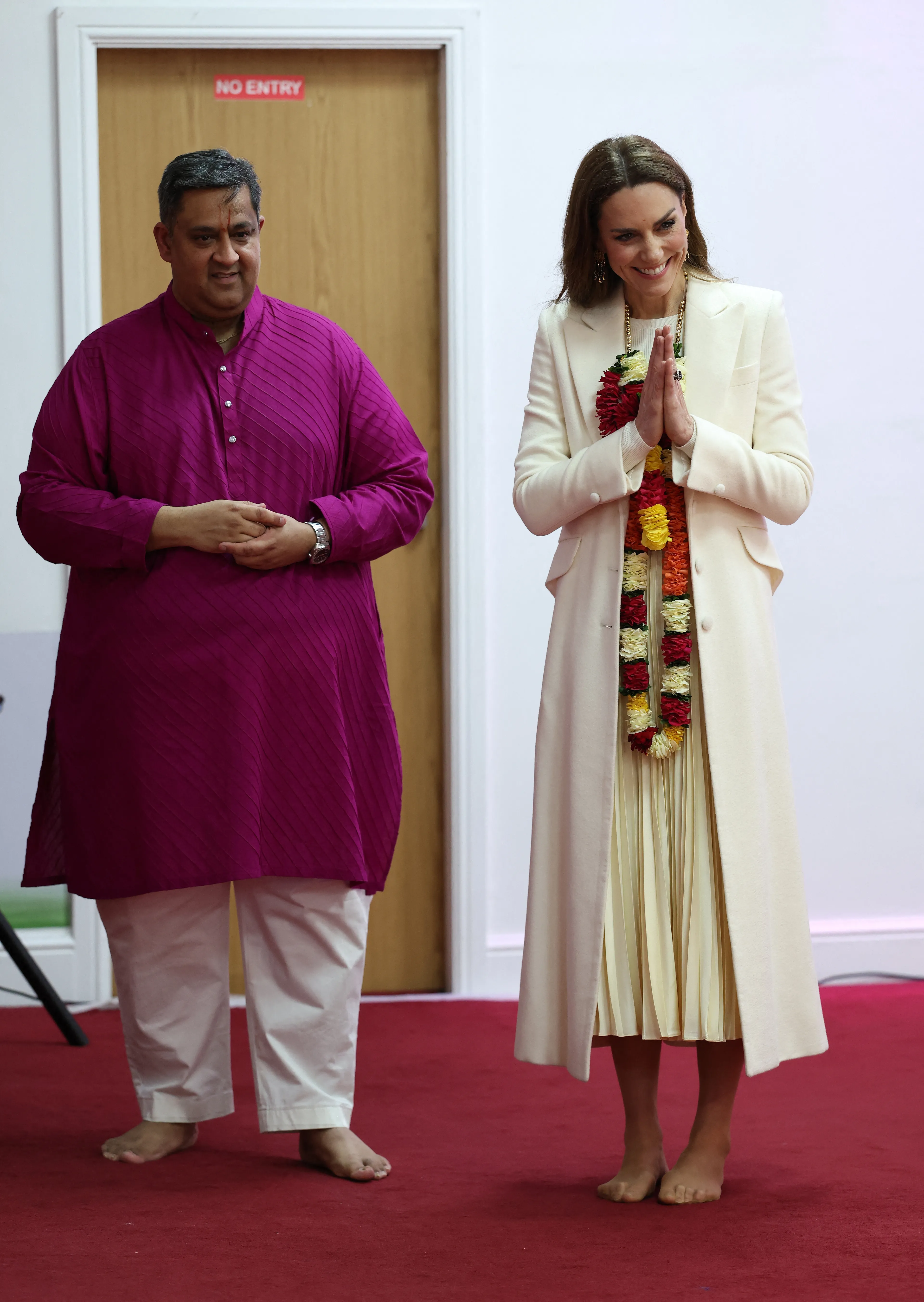 Catherine geeft het "namaste"-gebaar als blijk van waardering.