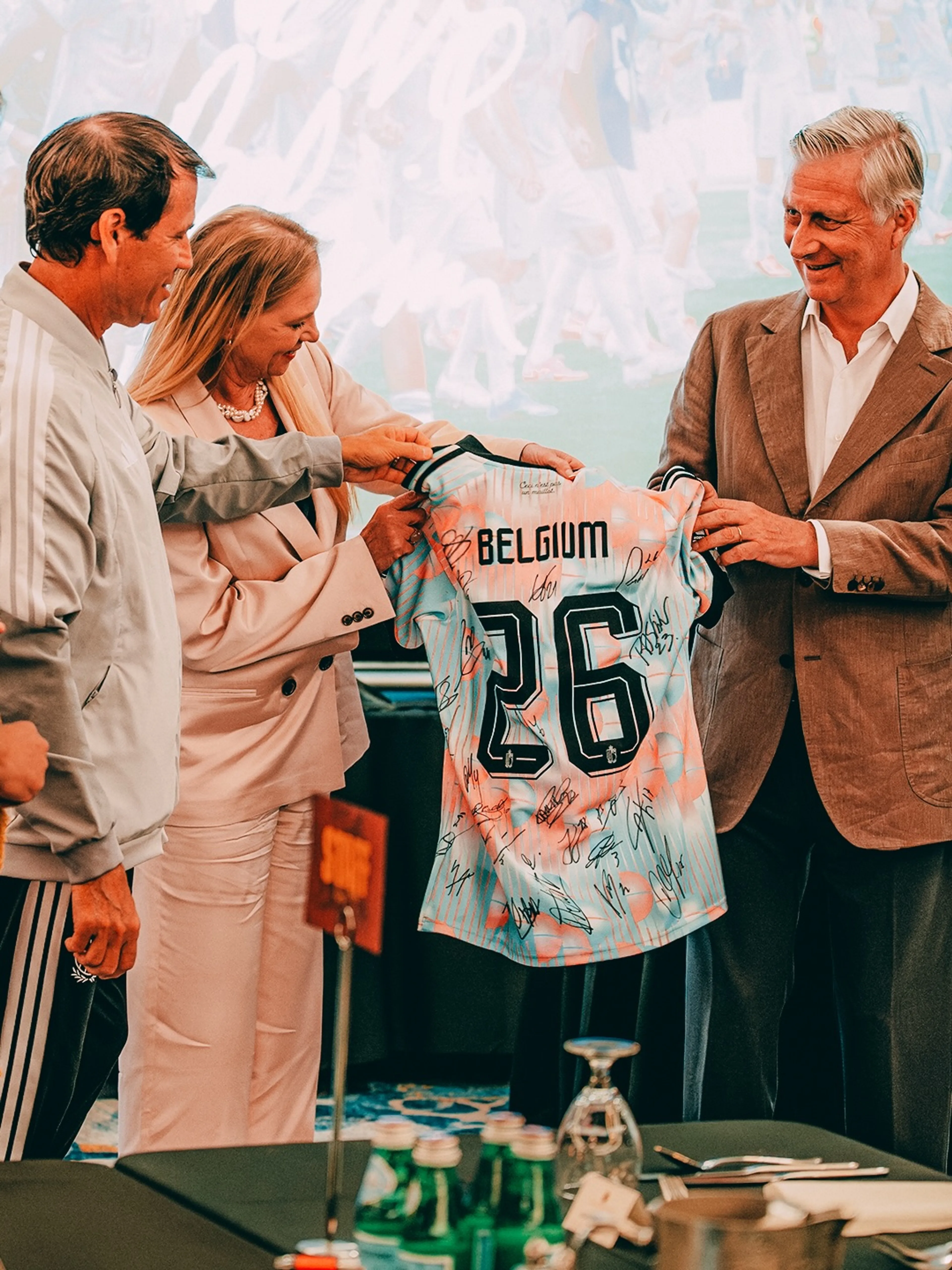 Een gesigneerd shirt voor de koning.