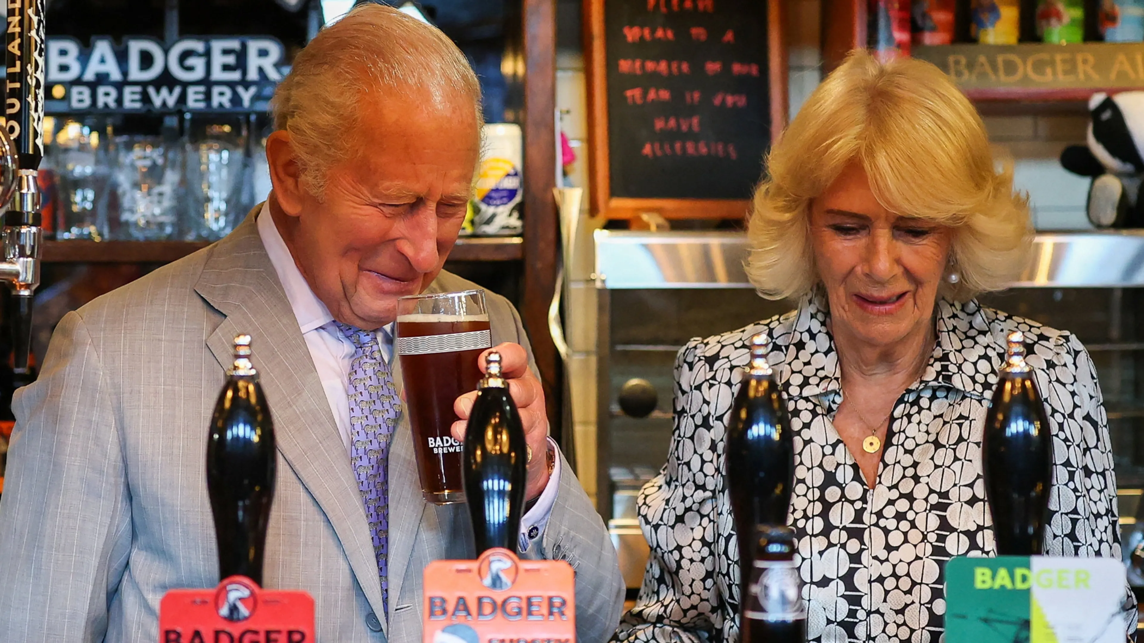 Koning Charles: 'Misschien is het een goede dag om wat zorgen weg te drinken'