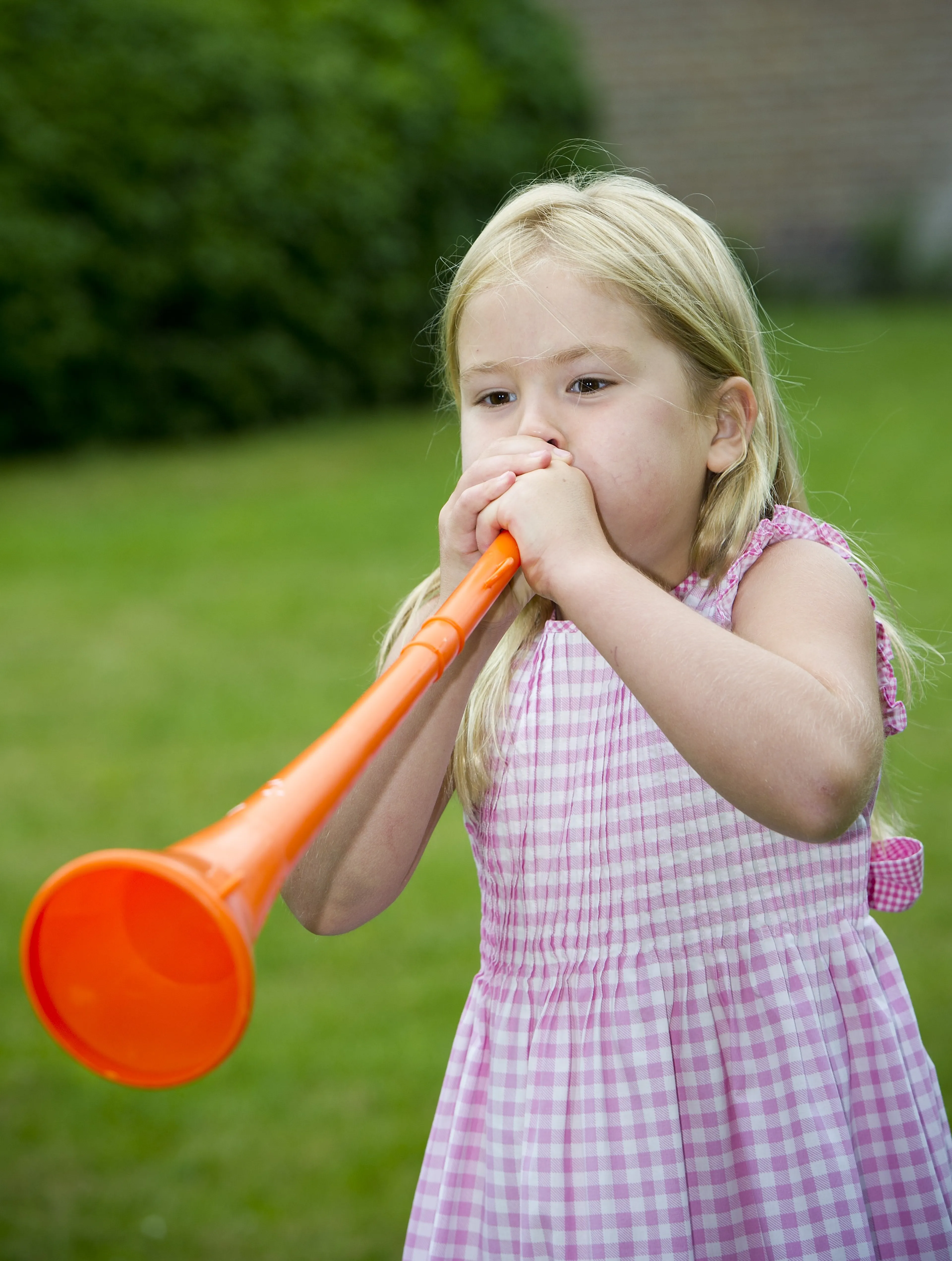 Prinses Amalia blaast op een vuvuzela (2010).