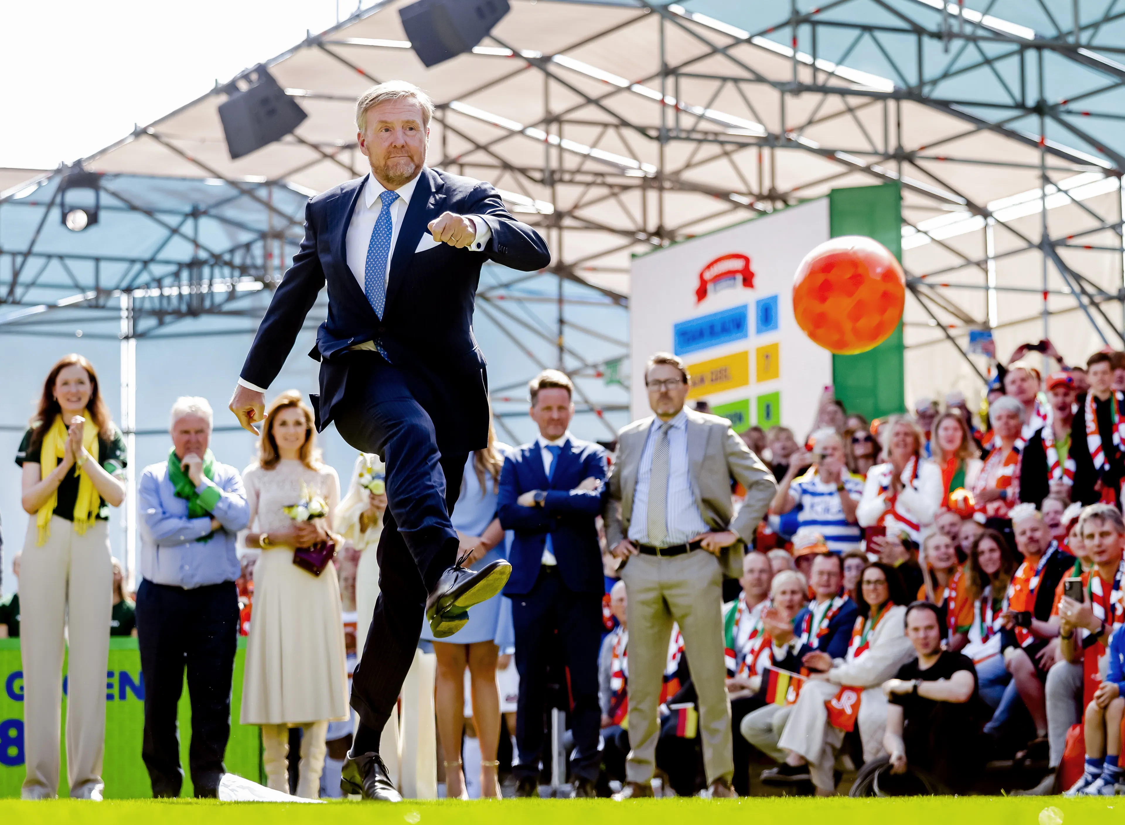Koning Willem-Alexander aan het voetballen.
