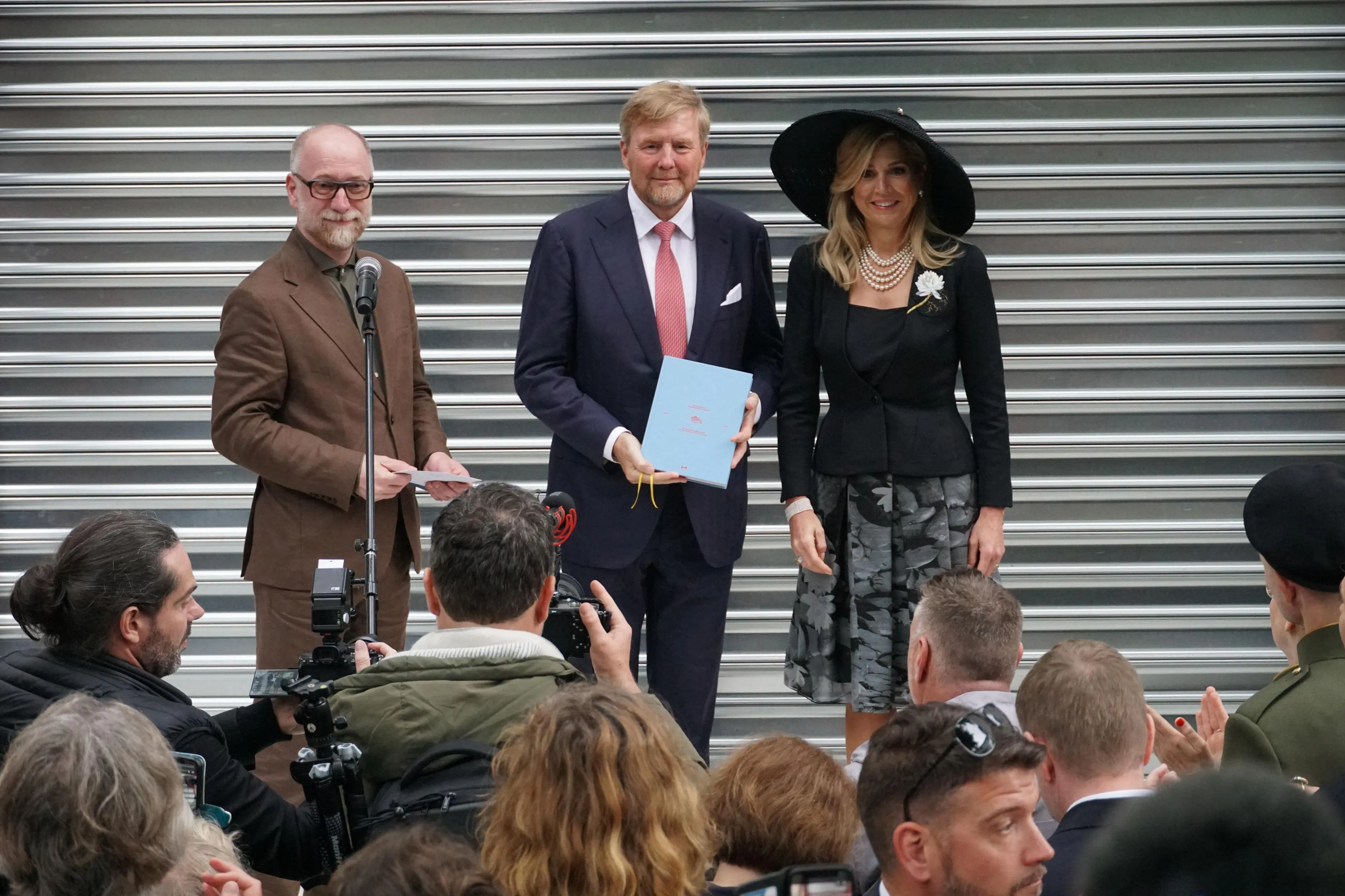 Het koningspaar krijgt het boek van het Mondriaan Fonds.