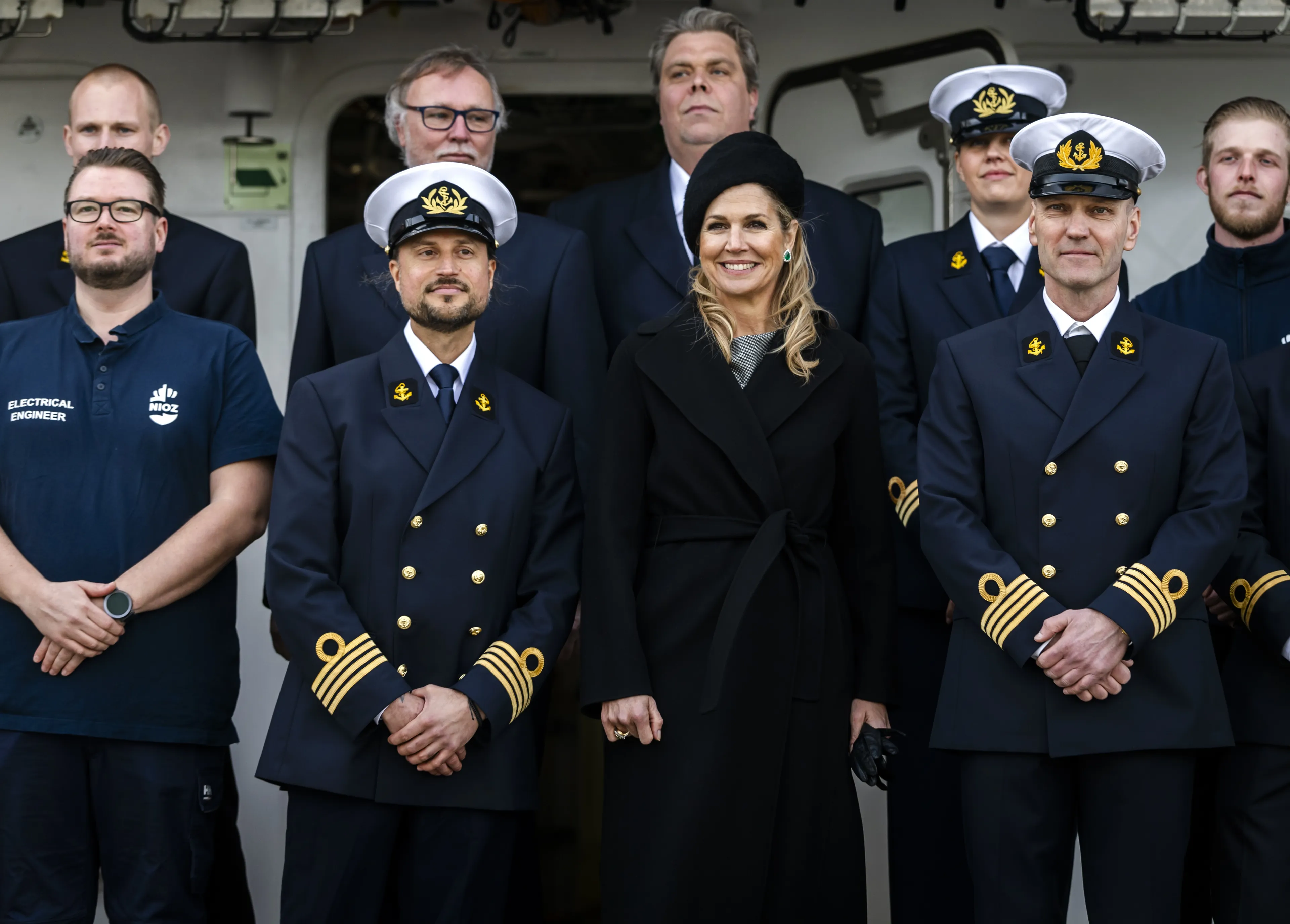 Buiten draagt de prinses een warme mantel over haar jurk.