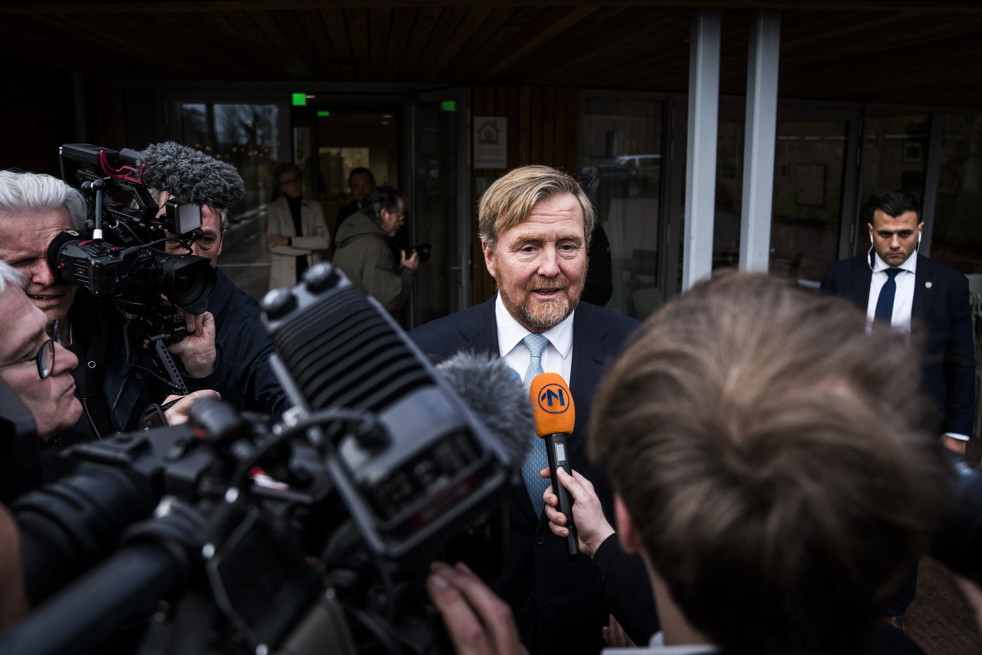Koning Willem-Alexander staat de pers ter woord.