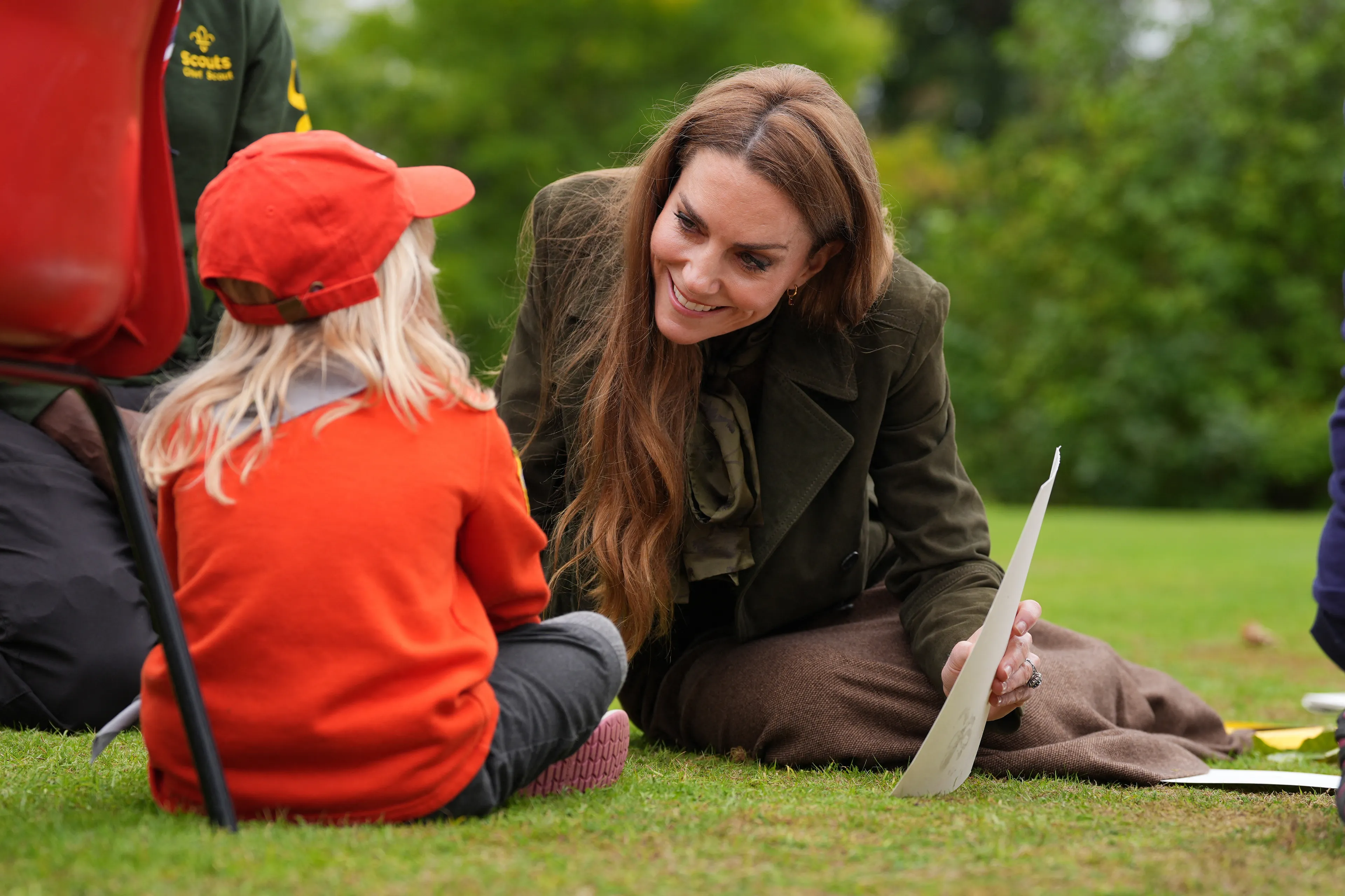 Catherine trok een landelijke outfit aan voor de scouting kinderen (2025).