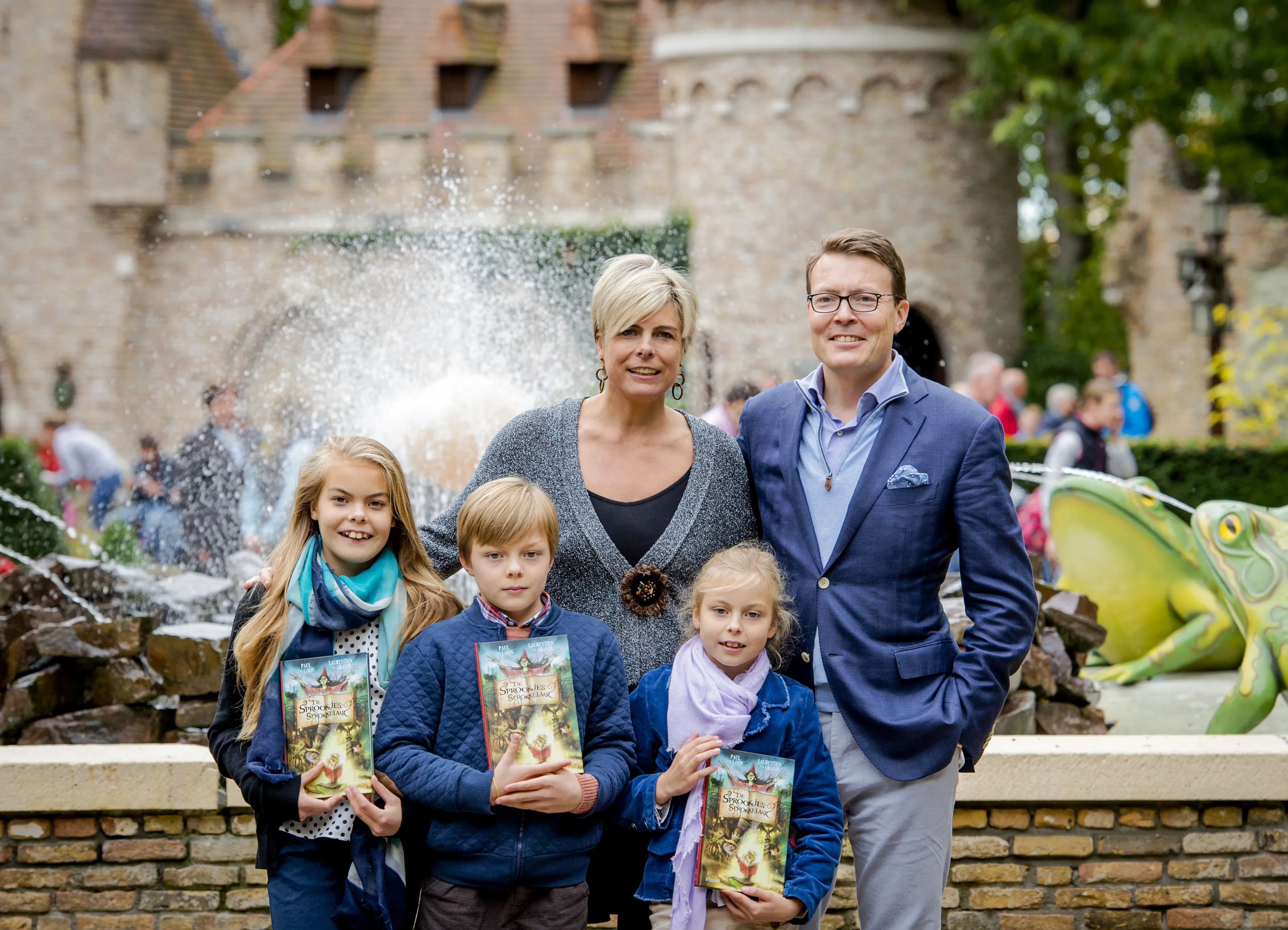 Het gezin van Laurentien met haar sprookjesboek.