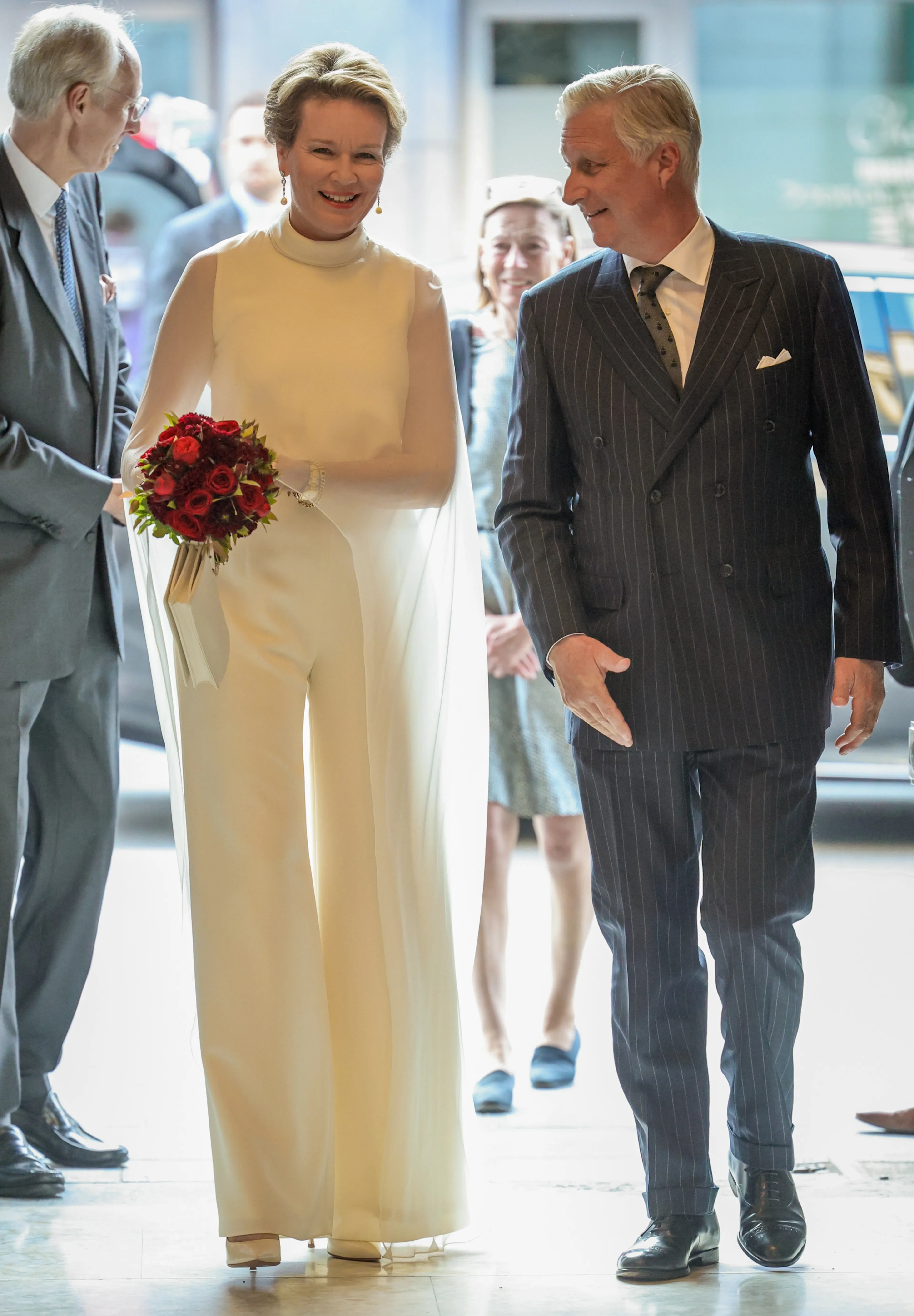 De hoge witte hakken maken de look af.