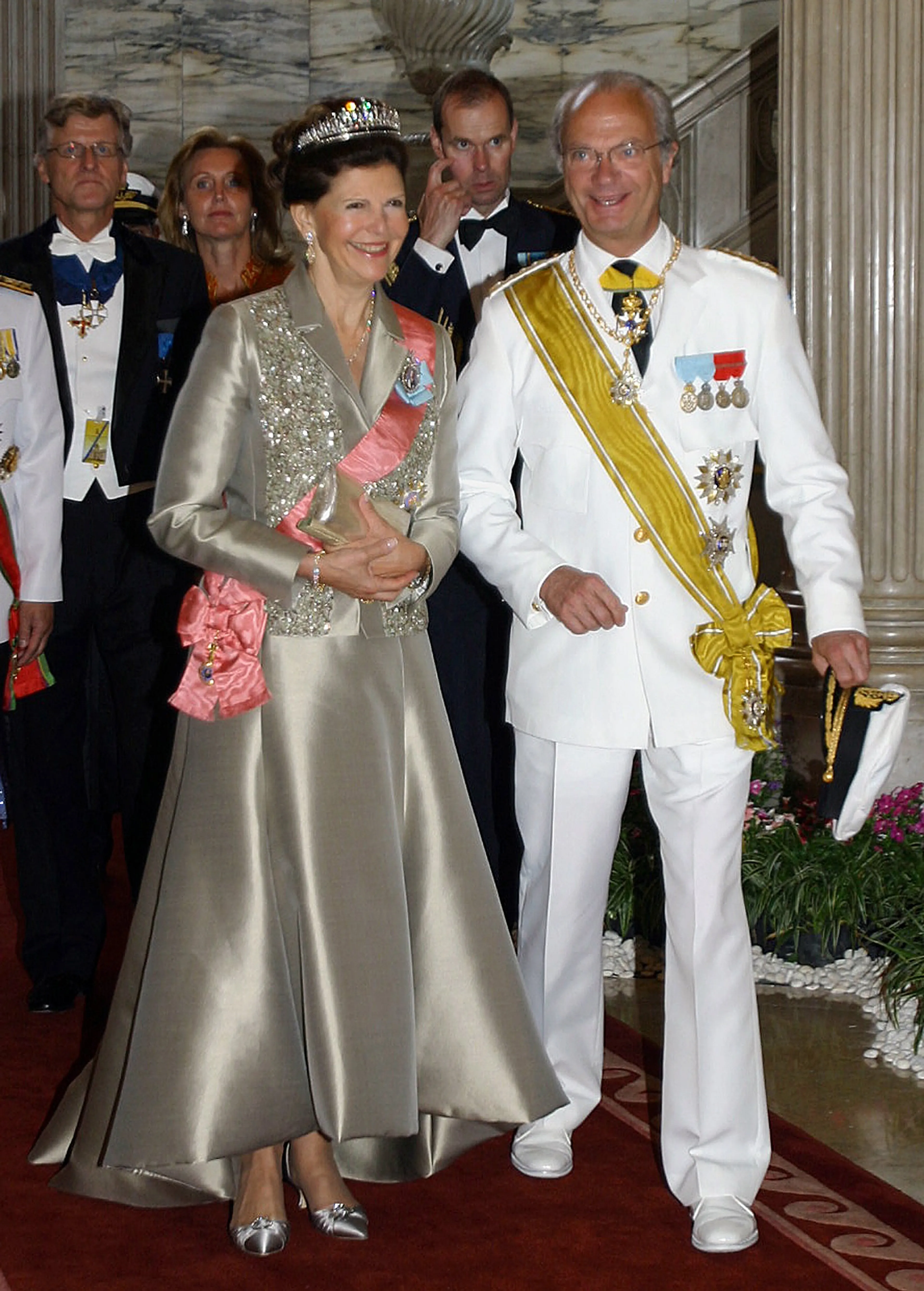 Het Zweedse koningspaar bij het zestigjarig regeringsjubileum van de Thaise koning Bhumibol (2006).