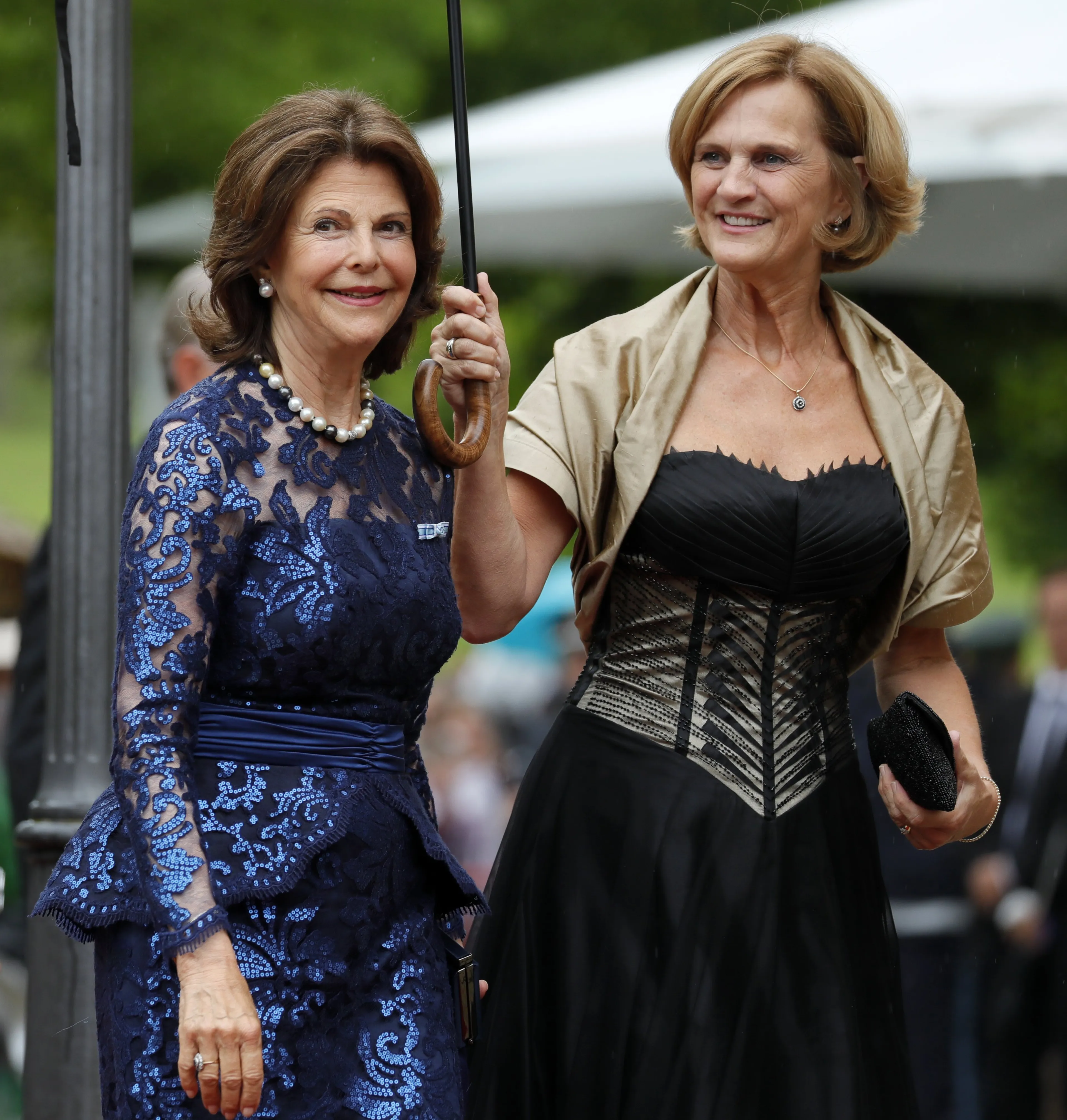 Over het bloemenpatroon zit een glanslaag.