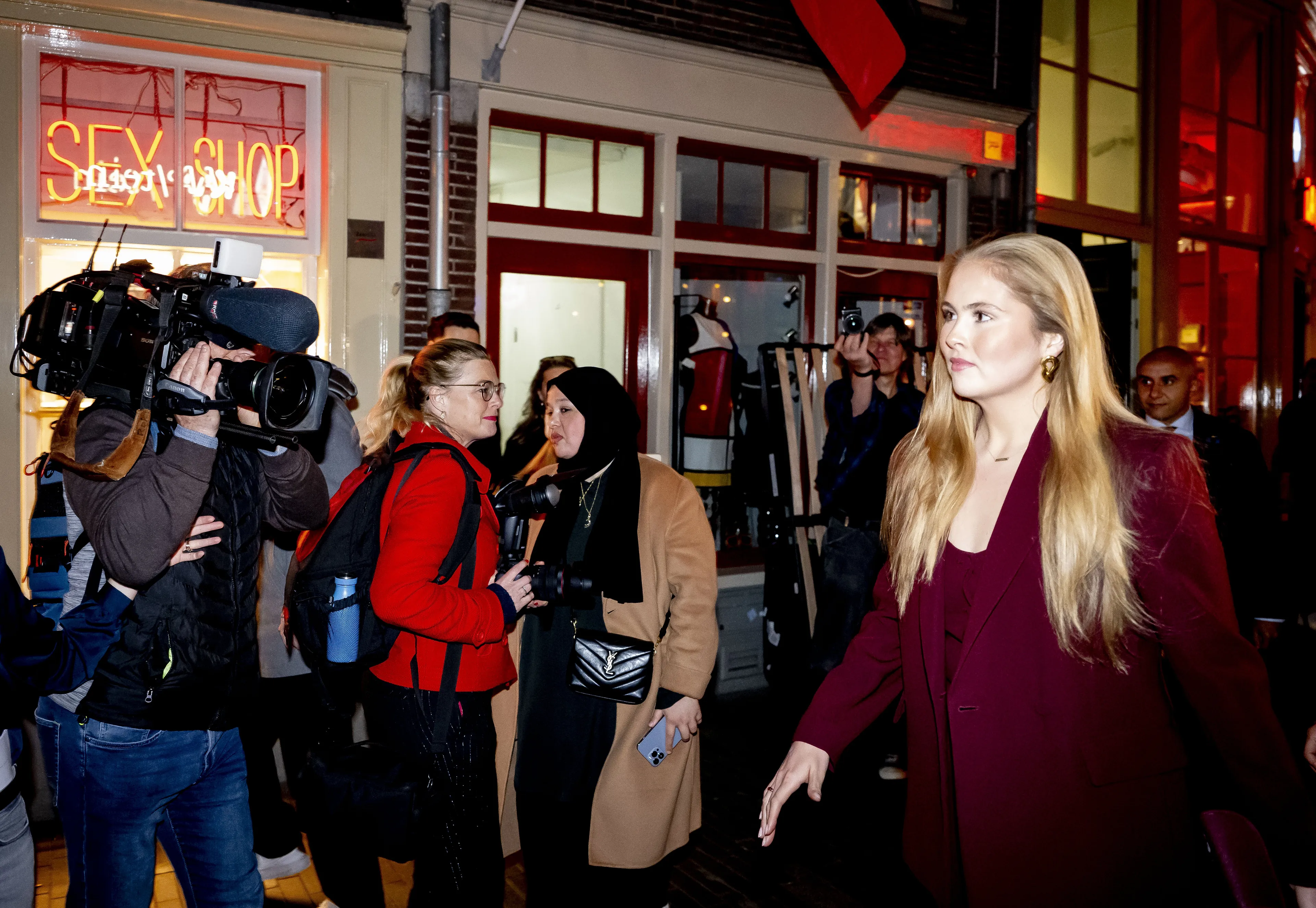 Prinses Amalia onderweg tijdens haar bezoek aan verschillende bars in Amsterdam.