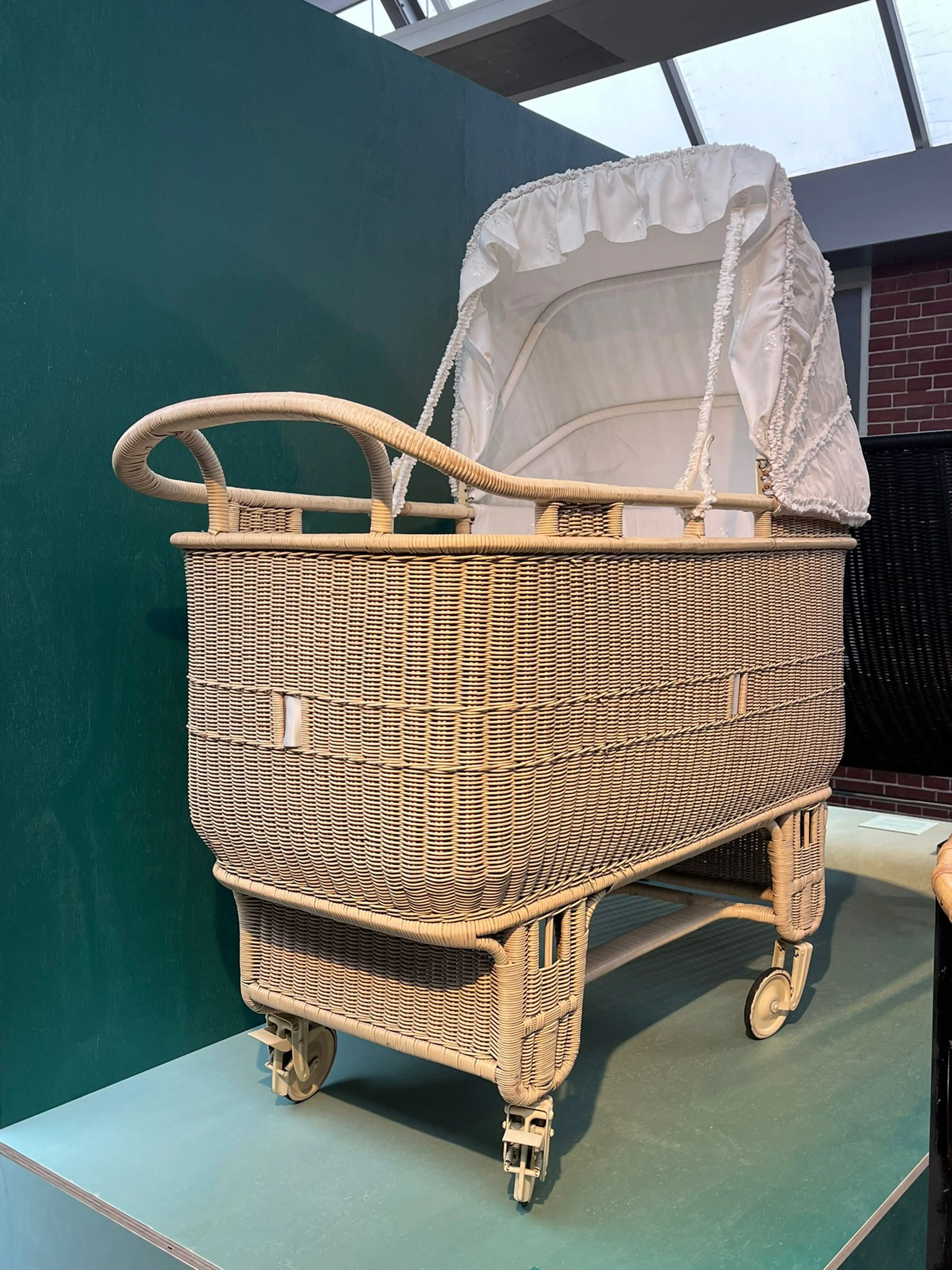 De wieg van prinses Beatrix staat tentoongesteld in het Nationaal Vlechtmuseum.