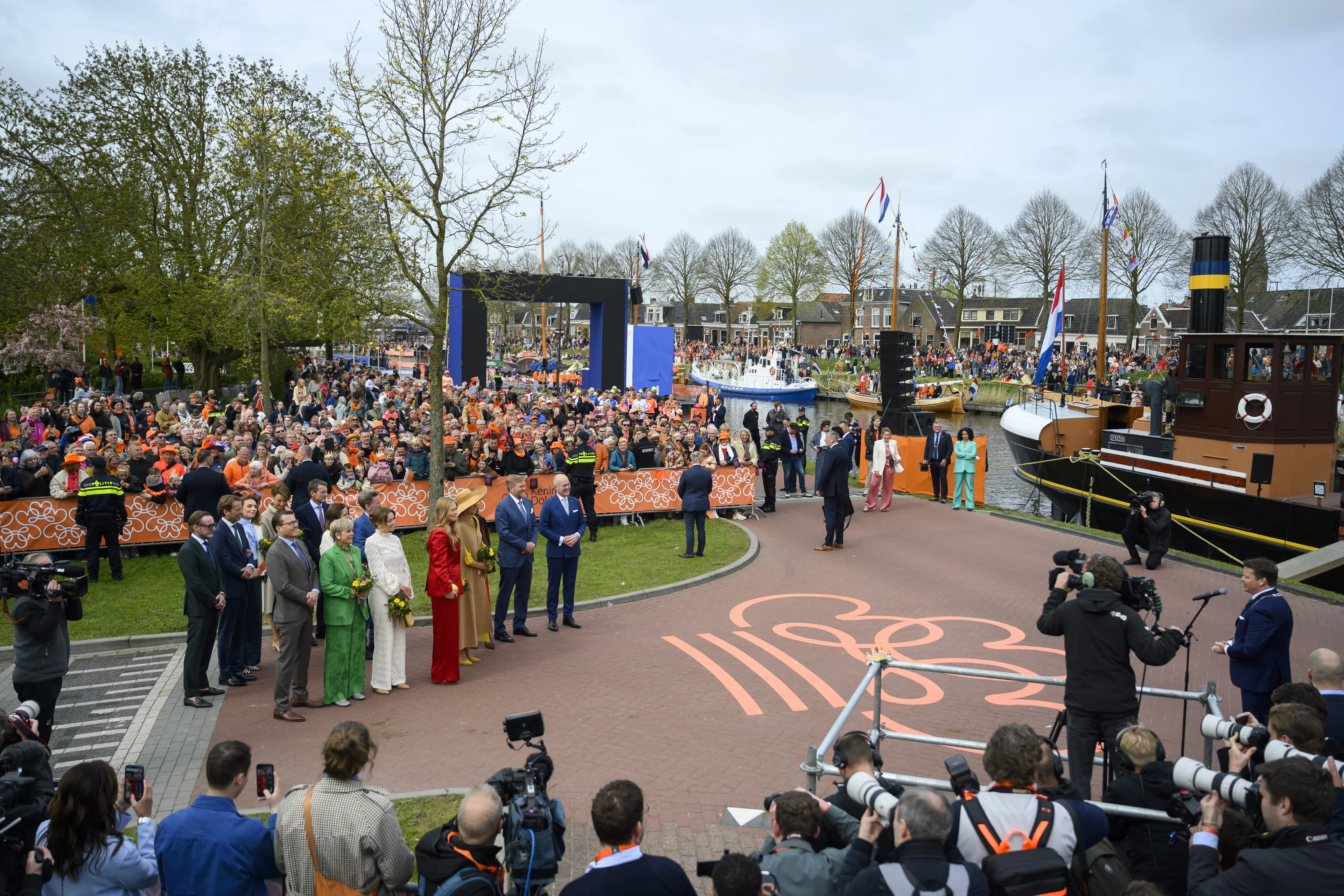 De koninklijke familie bij het podium.