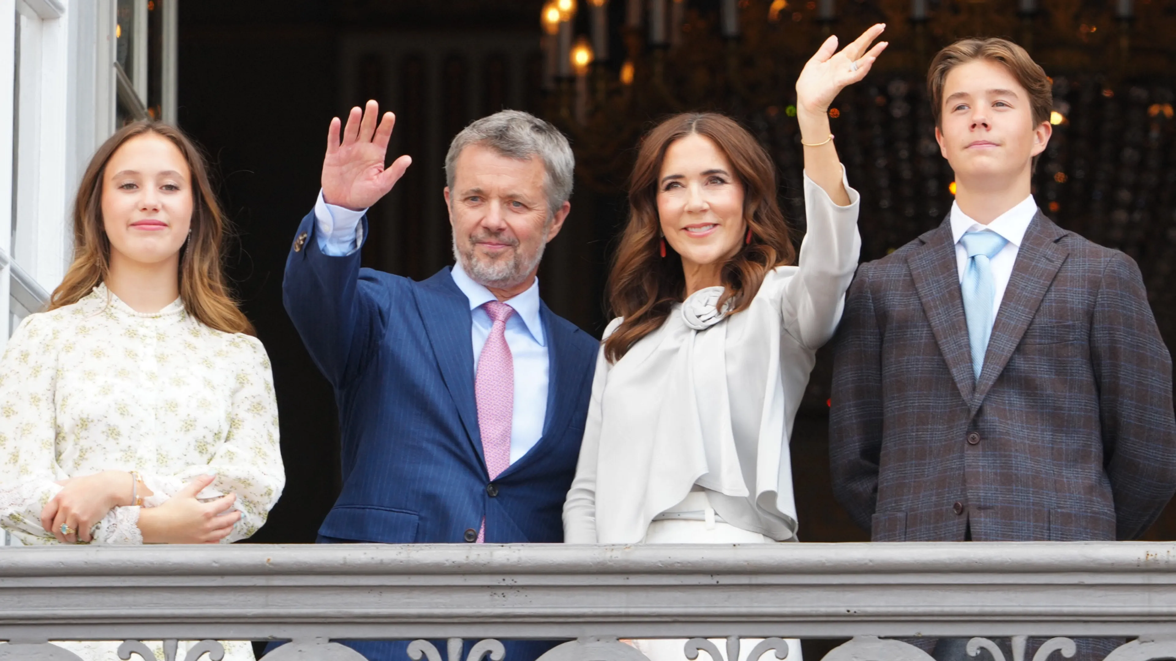 Koning Frederik viert verjaardag met balkonscène én een nieuwe foto