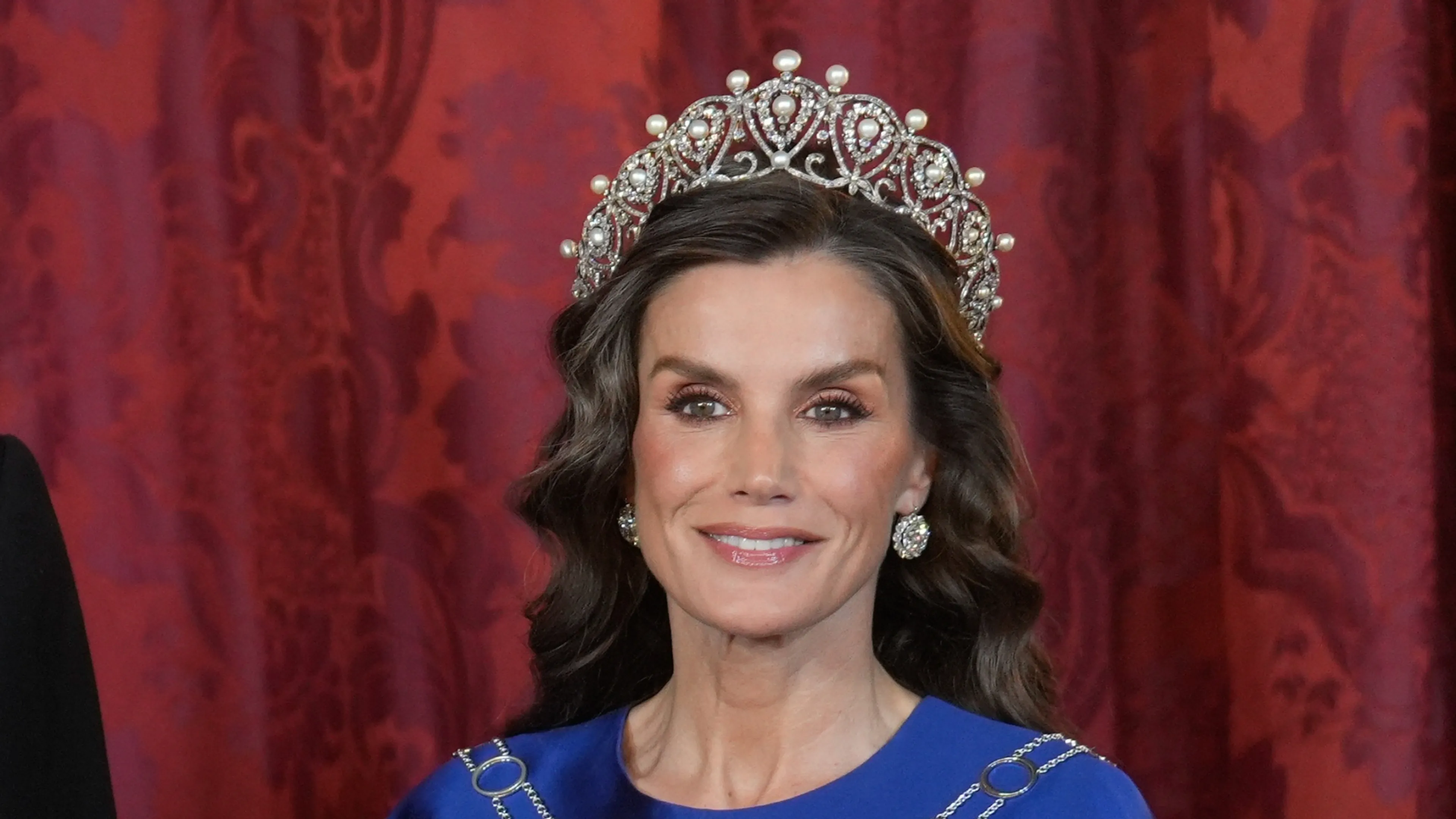 Golvende krullen en een pareldiadeem: koningin Letizia pakt uit tijdens staatsbanket